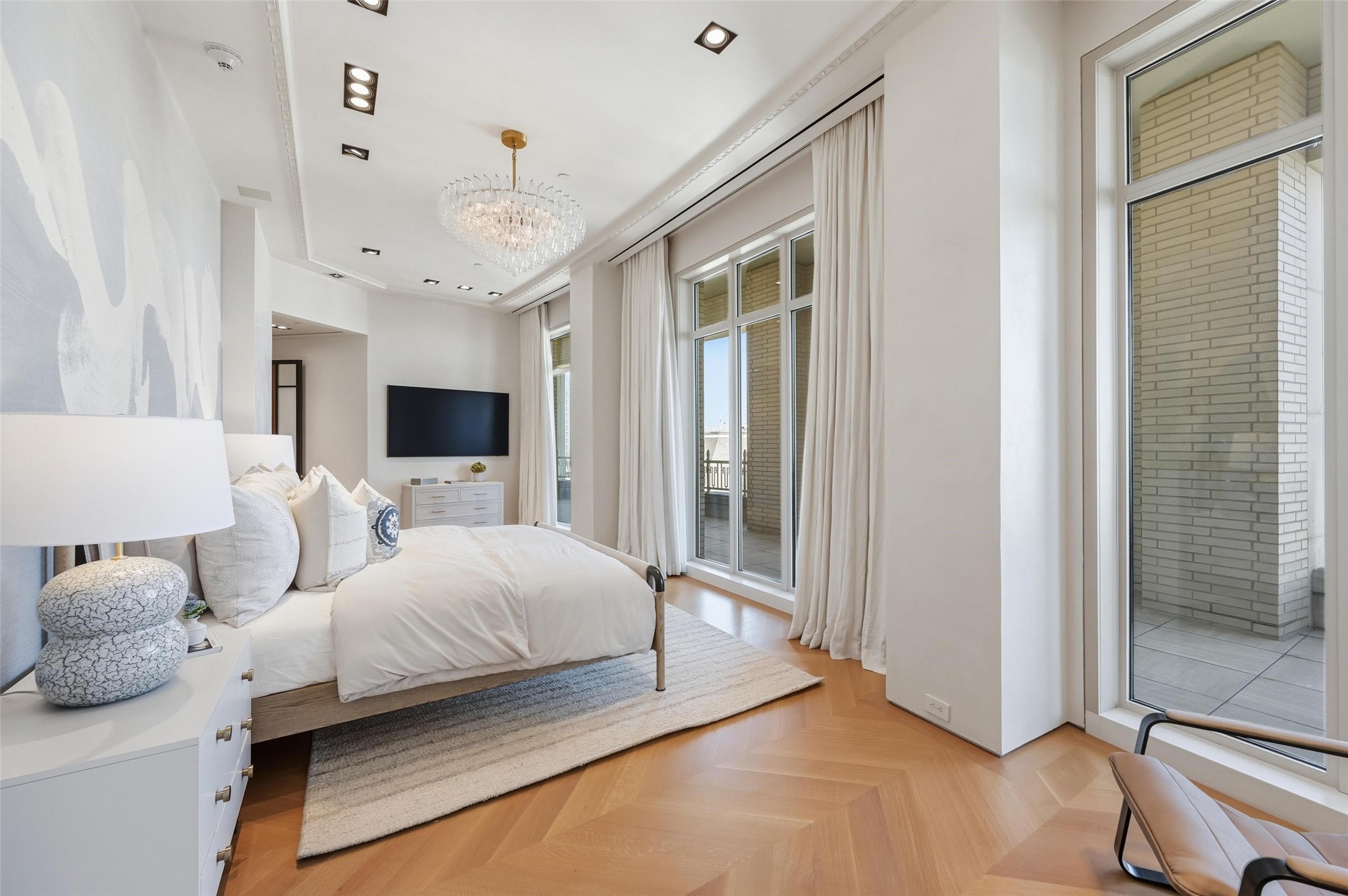 2555 N Pearl Street 2200