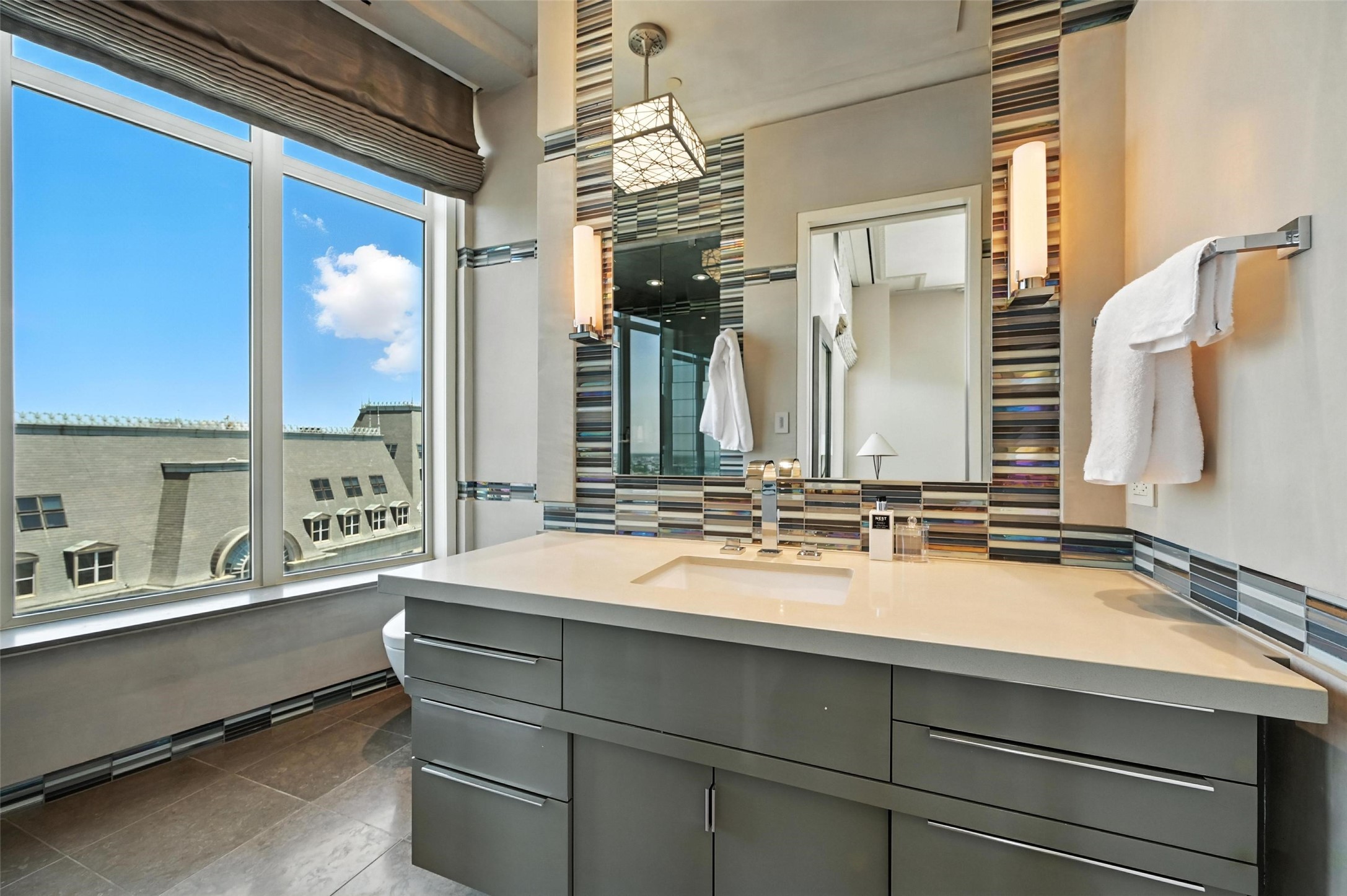 2555 N Pearl Street 2200