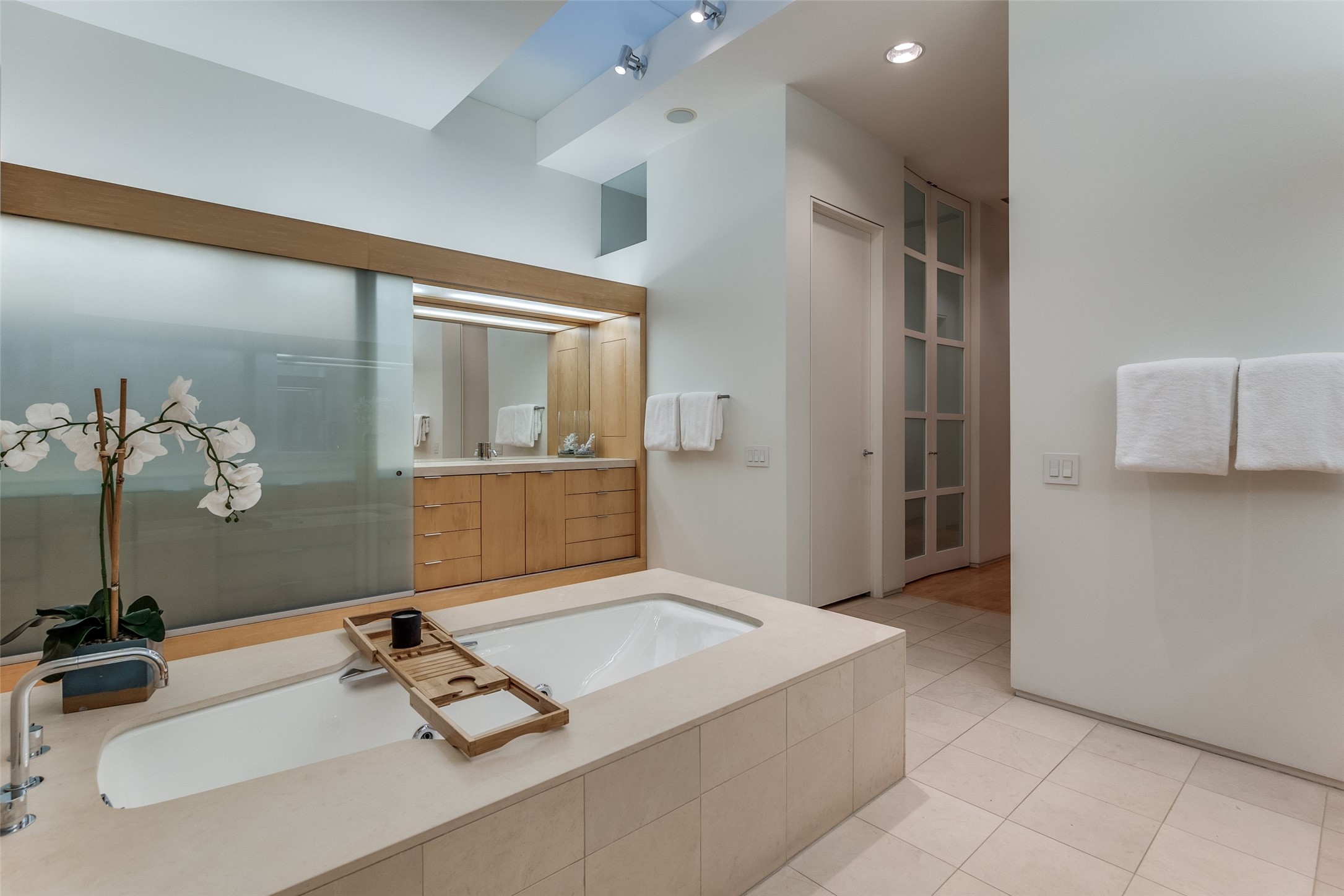 4428 N Versailles Avenue