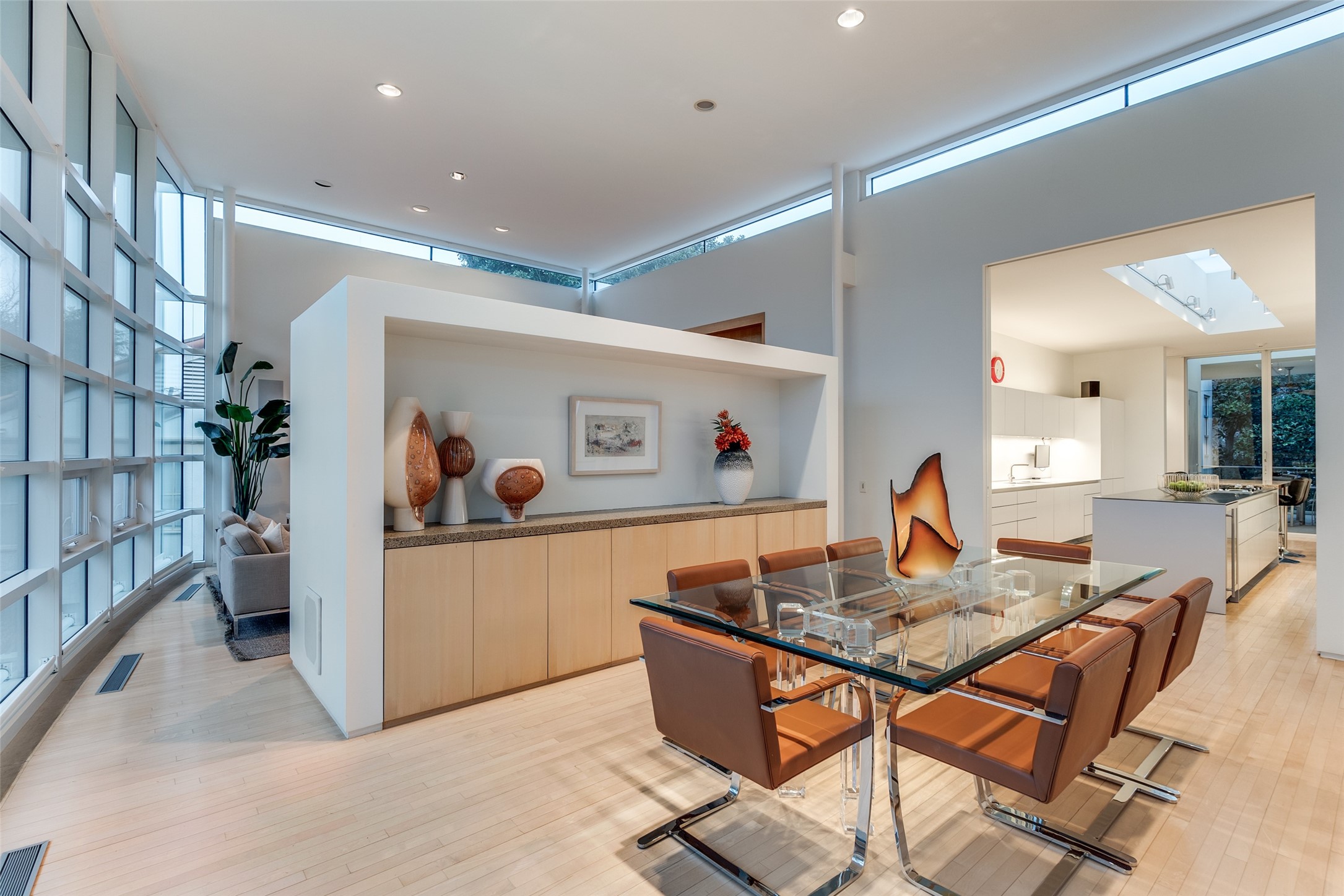 4428 N Versailles Avenue