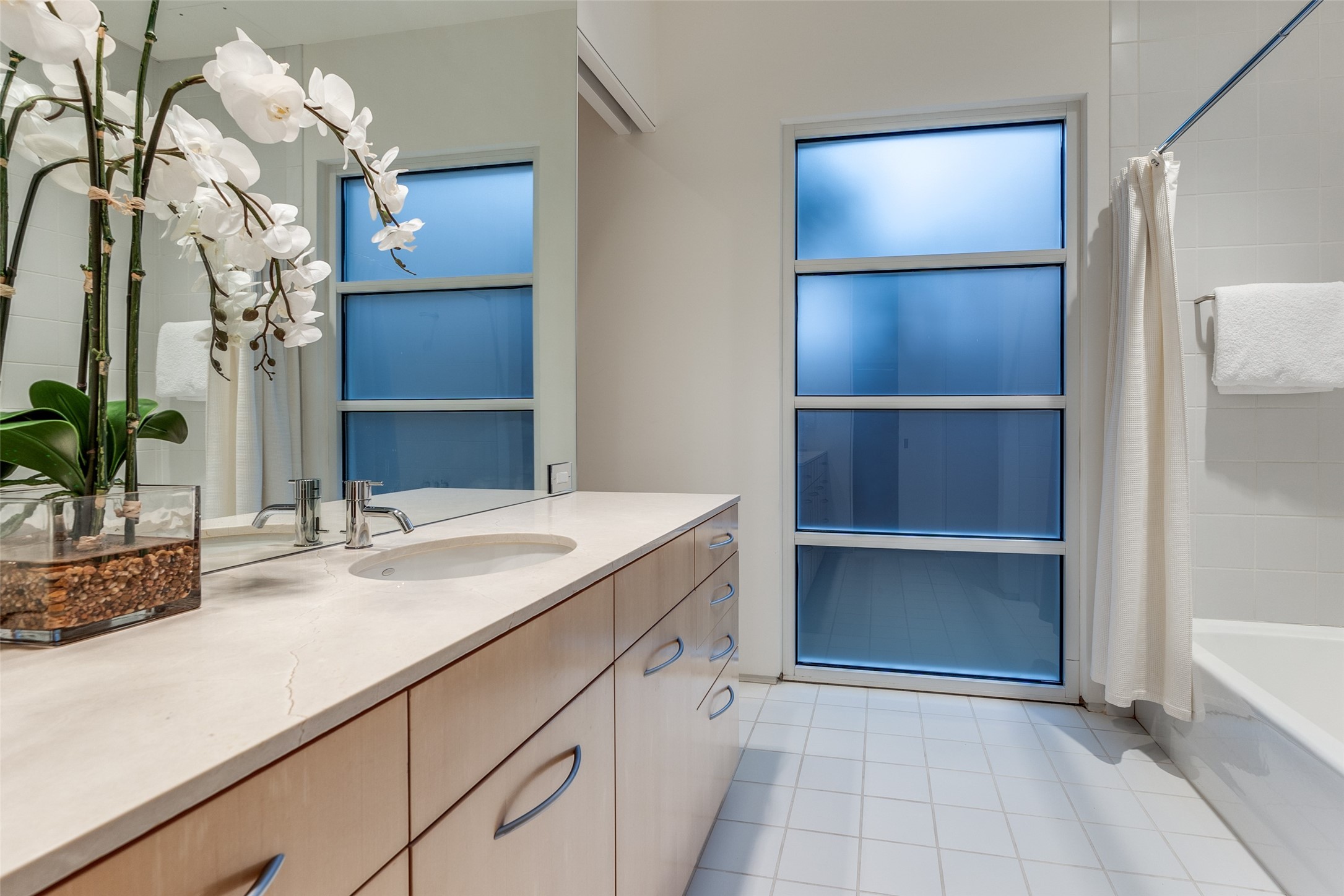 4428 N Versailles Avenue