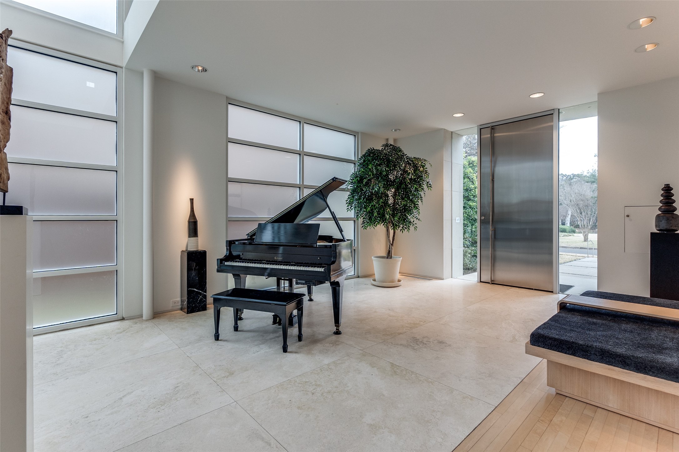 4428 N Versailles Avenue