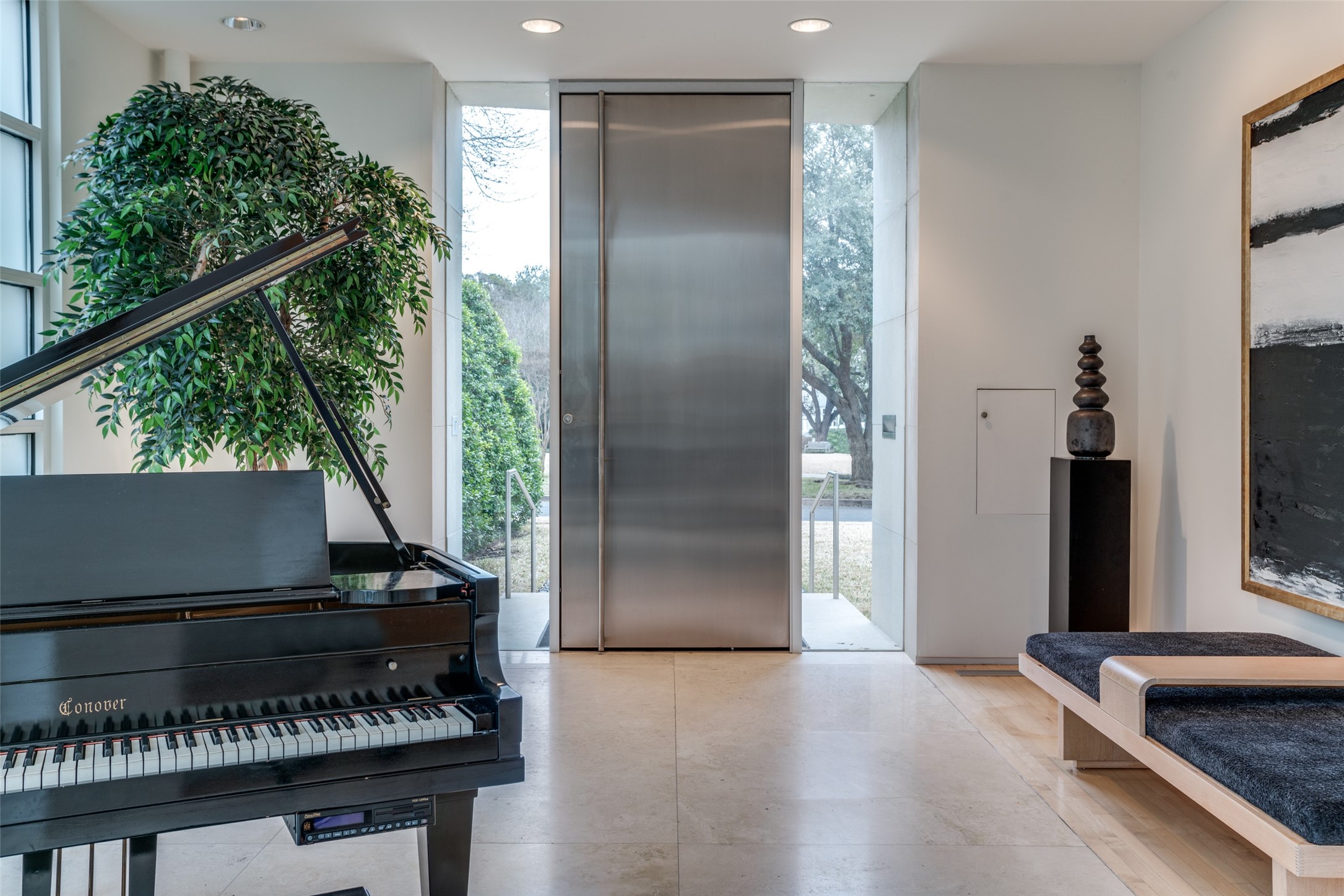 4428 N Versailles Avenue