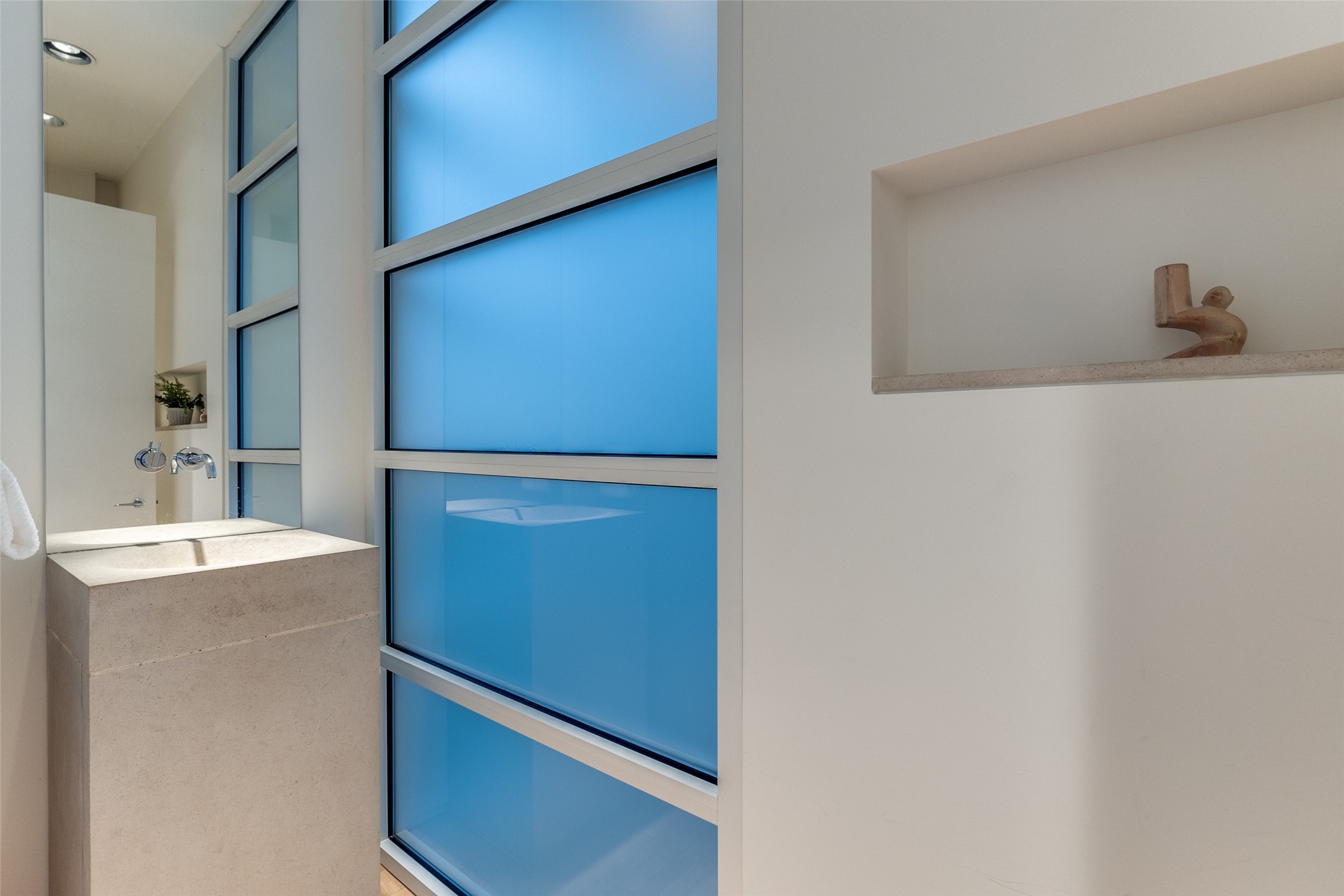 4428 N Versailles Avenue