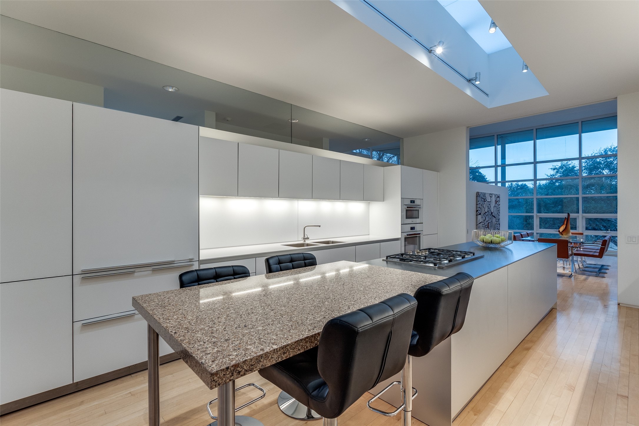 4428 N Versailles Avenue