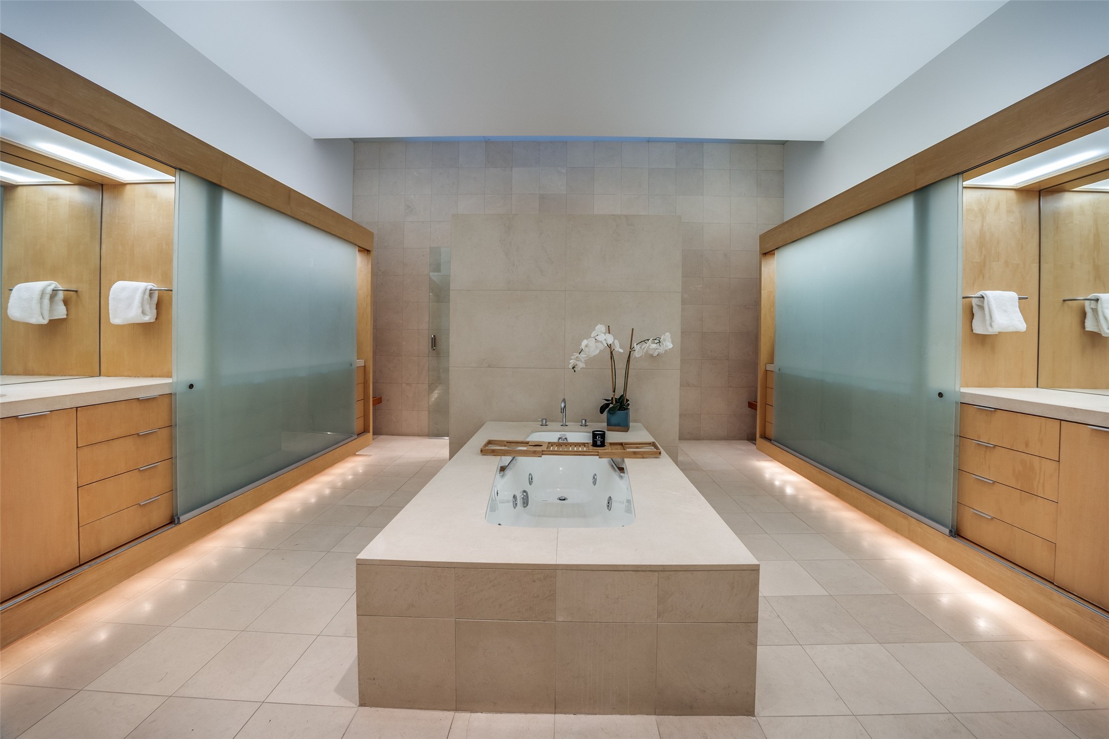 4428 N Versailles Avenue