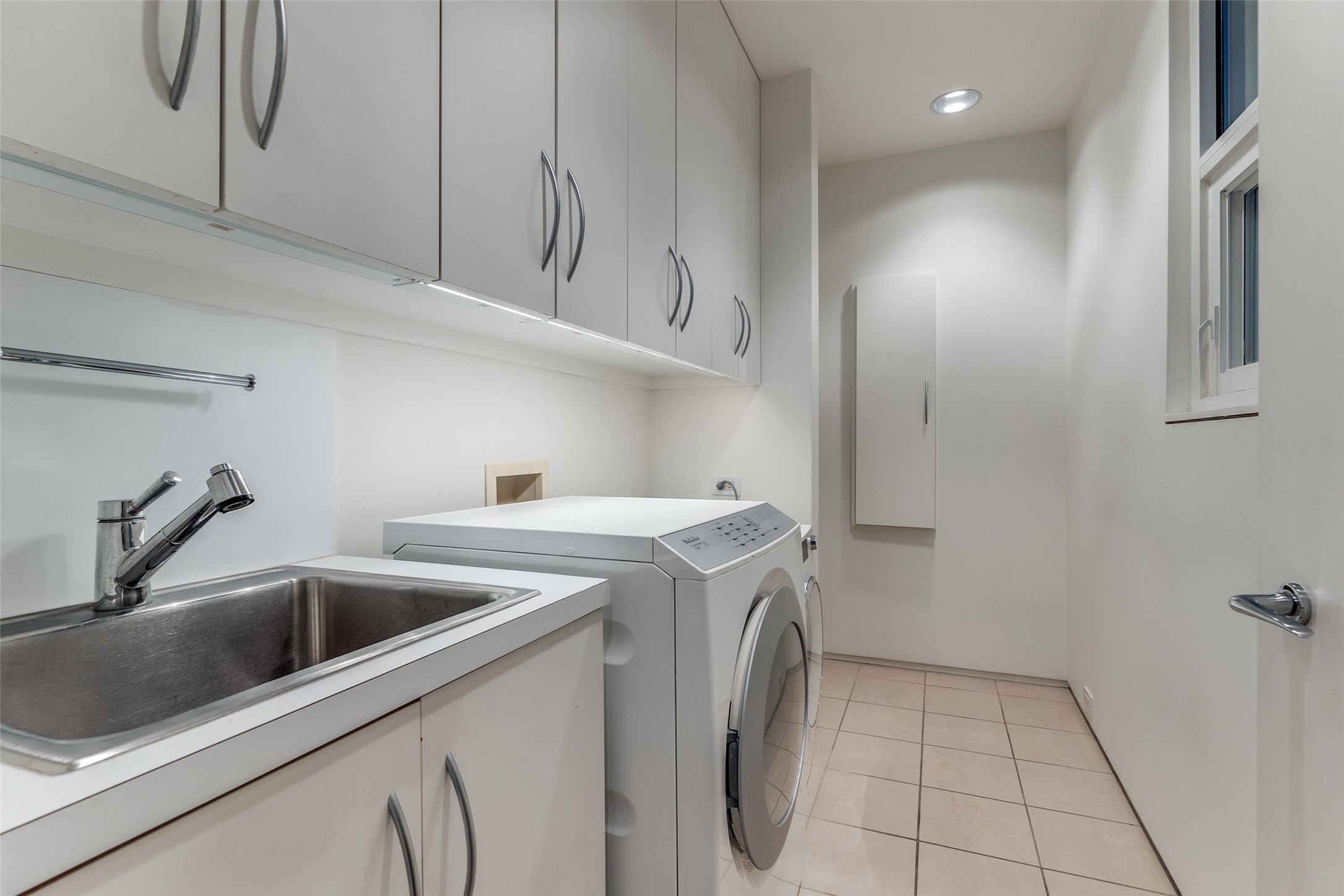 4428 N Versailles Avenue