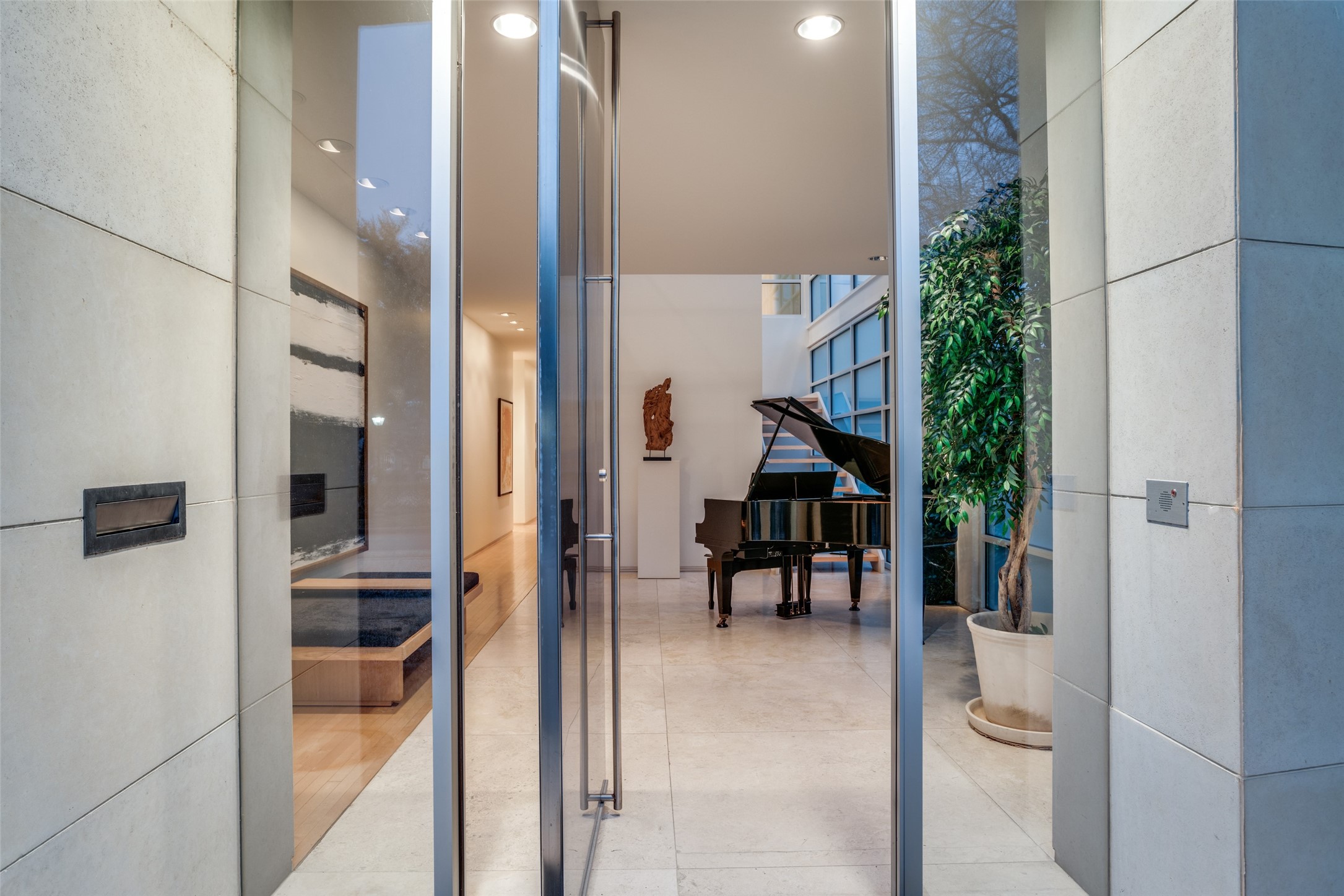 4428 N Versailles Avenue