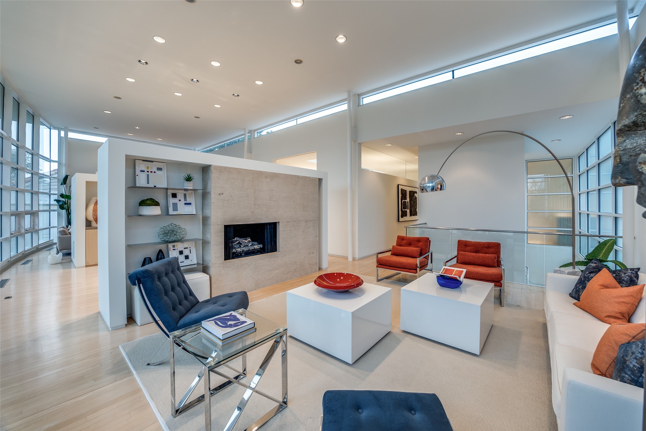 4428 N Versailles Avenue