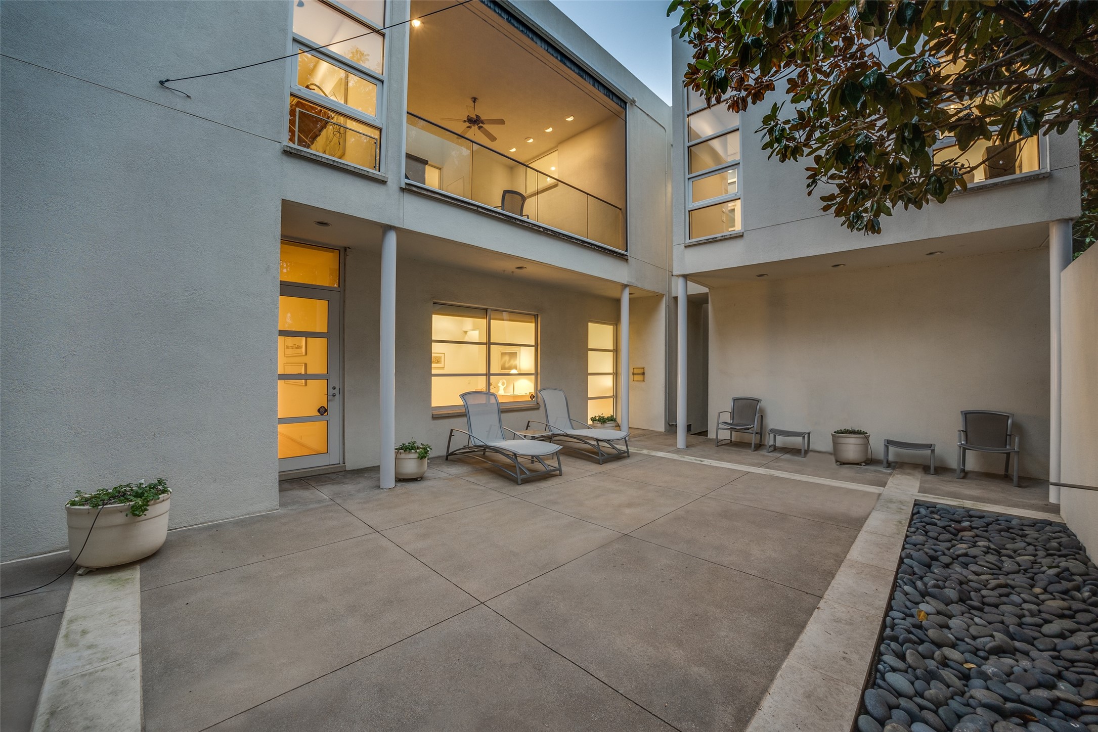 4428 N Versailles Avenue