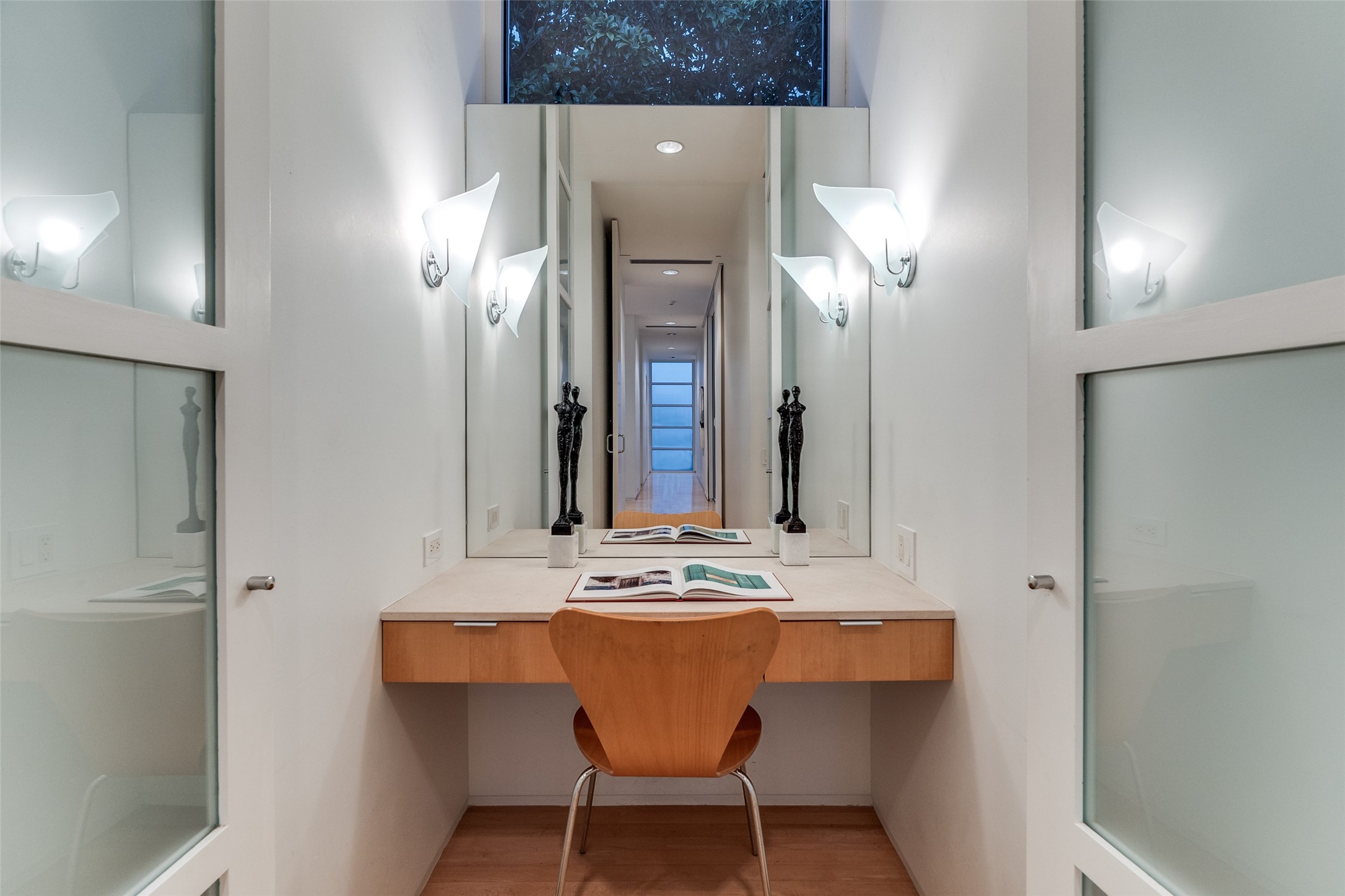 4428 N Versailles Avenue