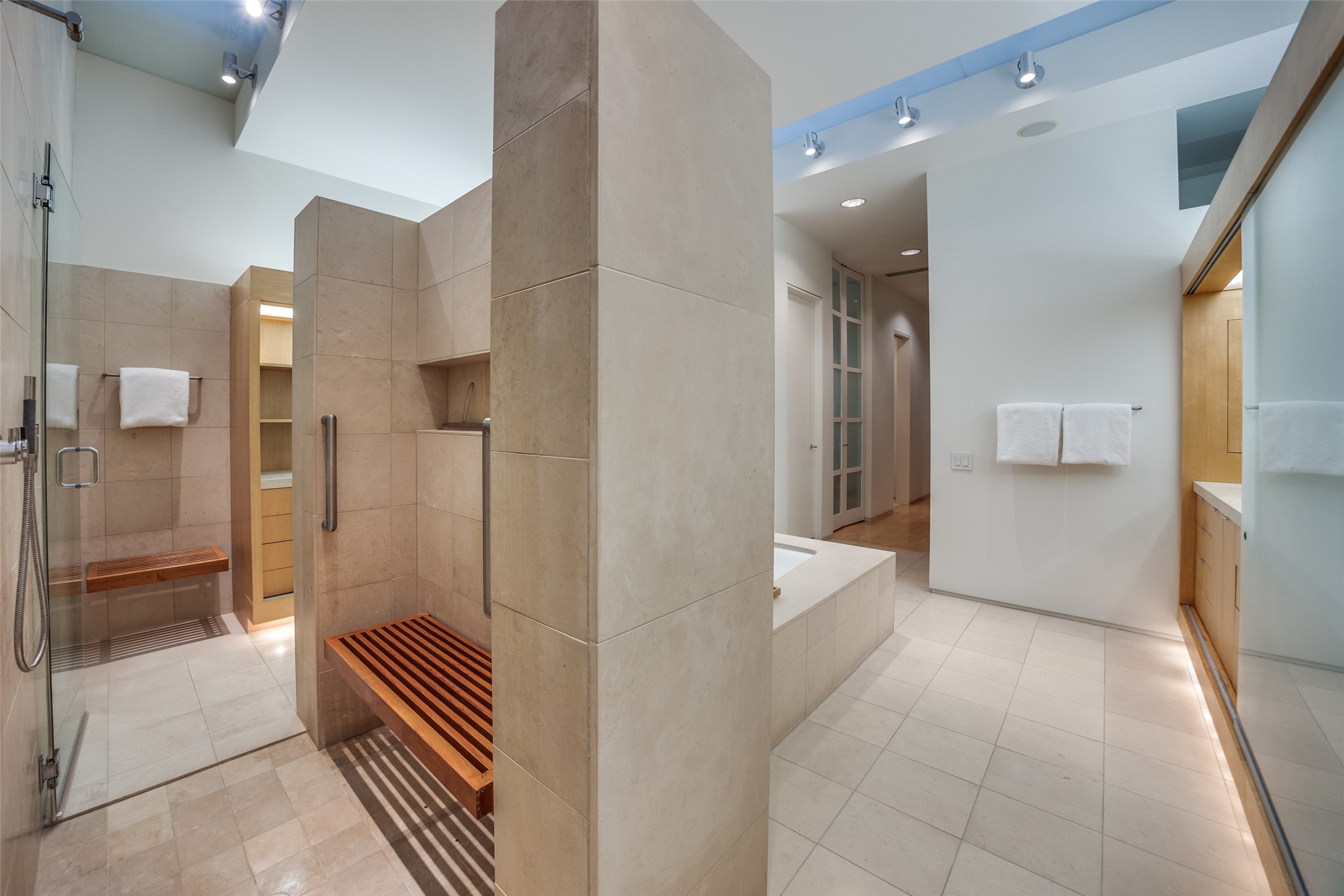 4428 N Versailles Avenue