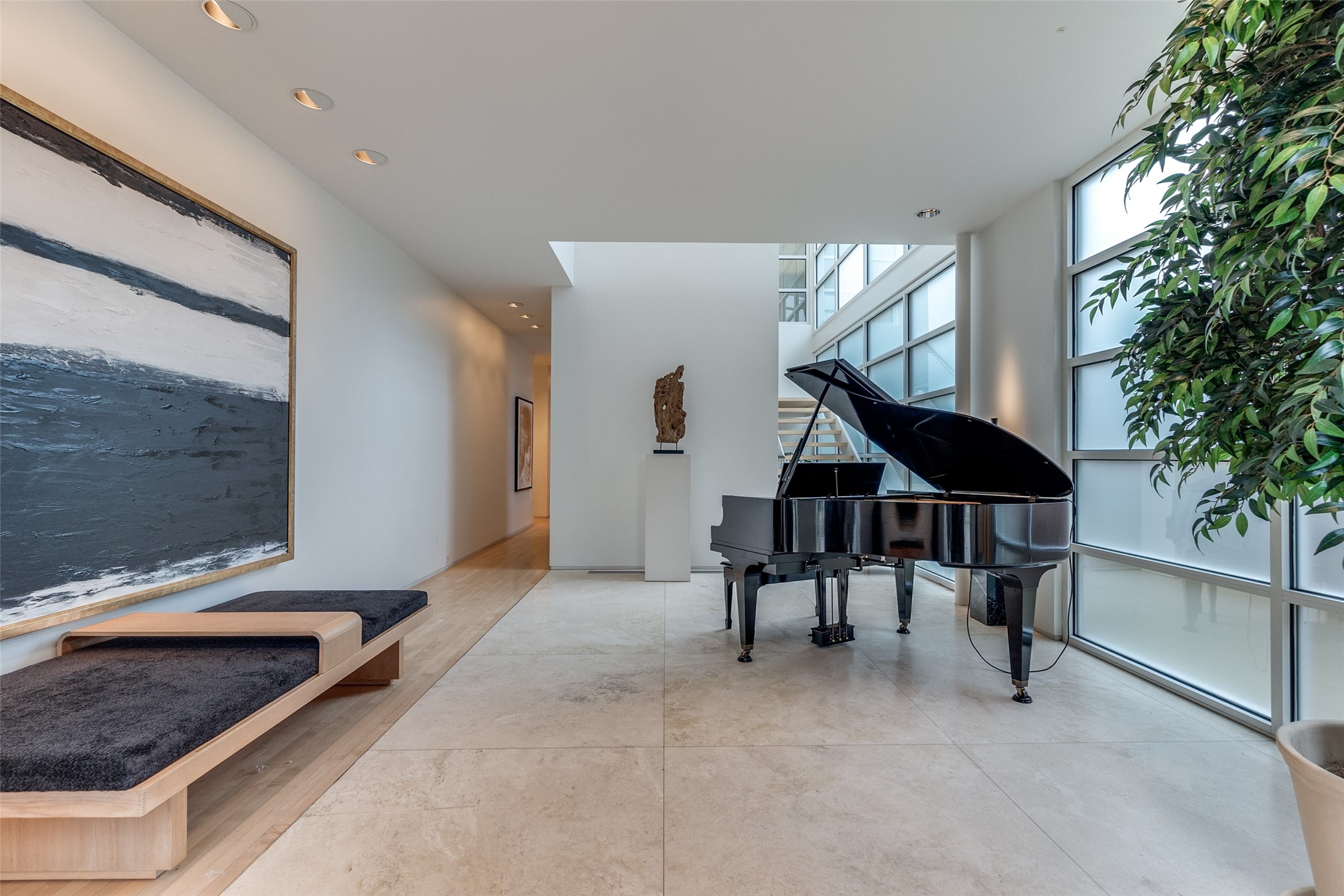 4428 N Versailles Avenue