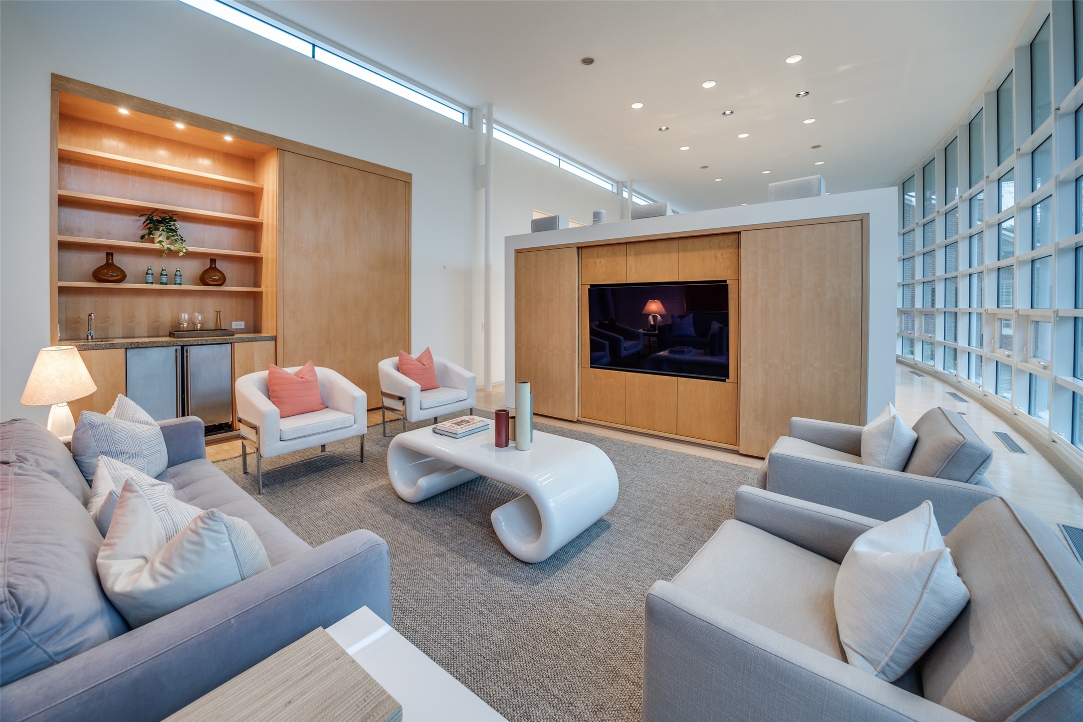 4428 N Versailles Avenue