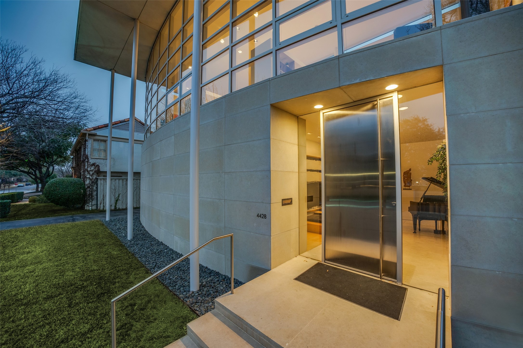 4428 N Versailles Avenue