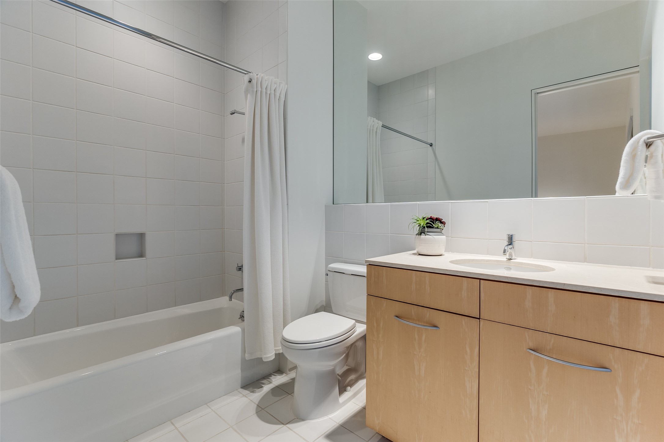 4428 N Versailles Avenue