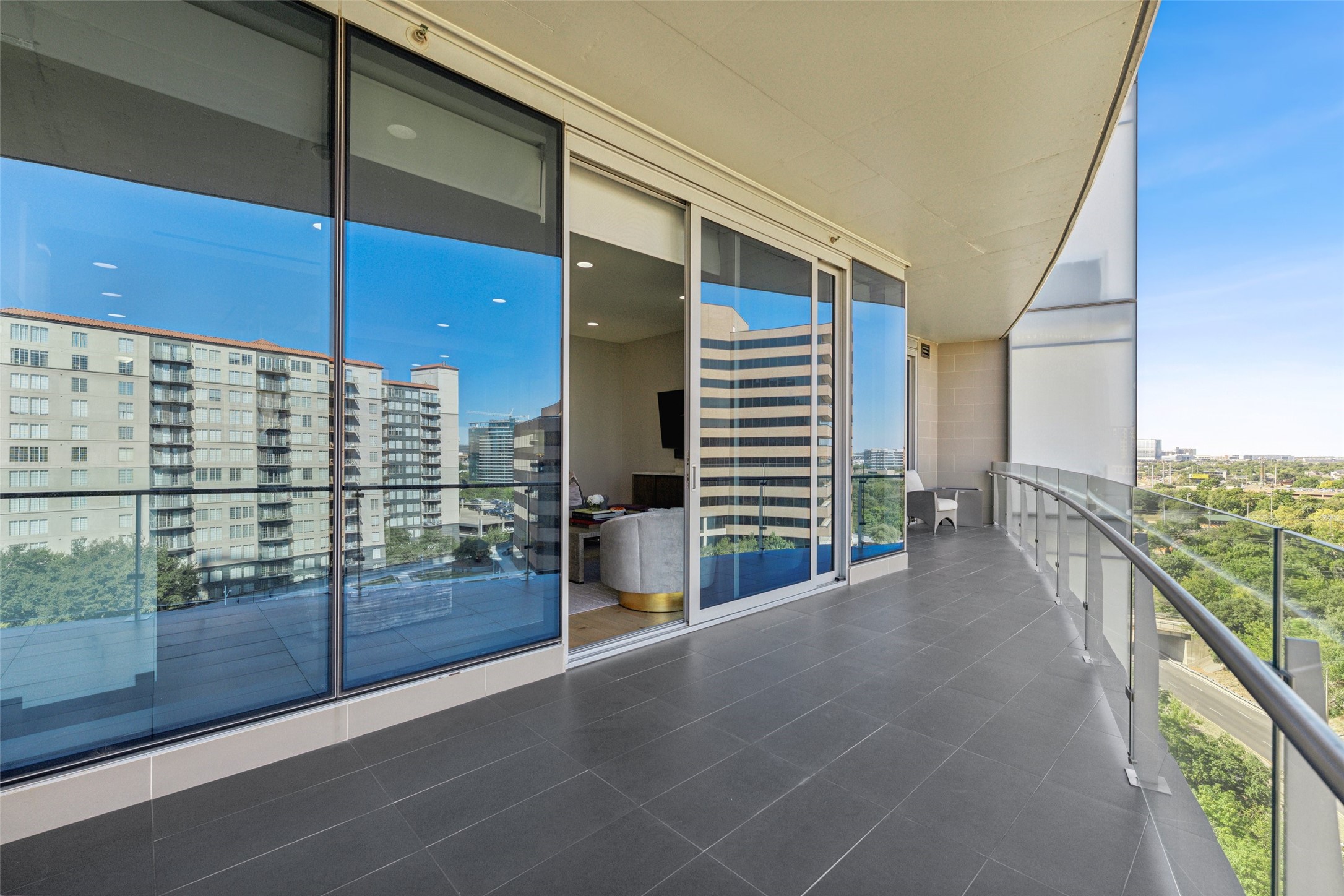 3130 N Harwood Street 905