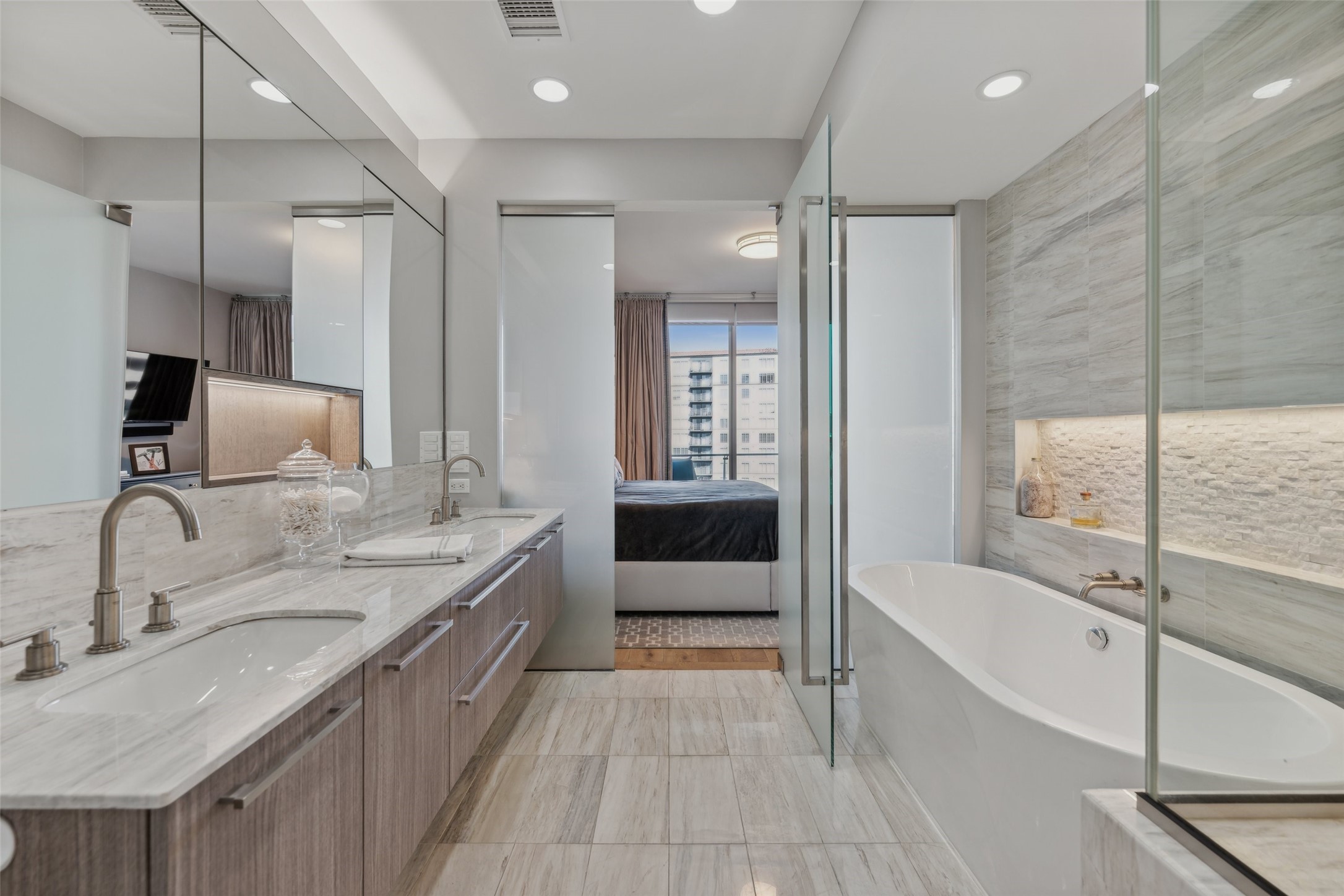 3130 N Harwood Street 905