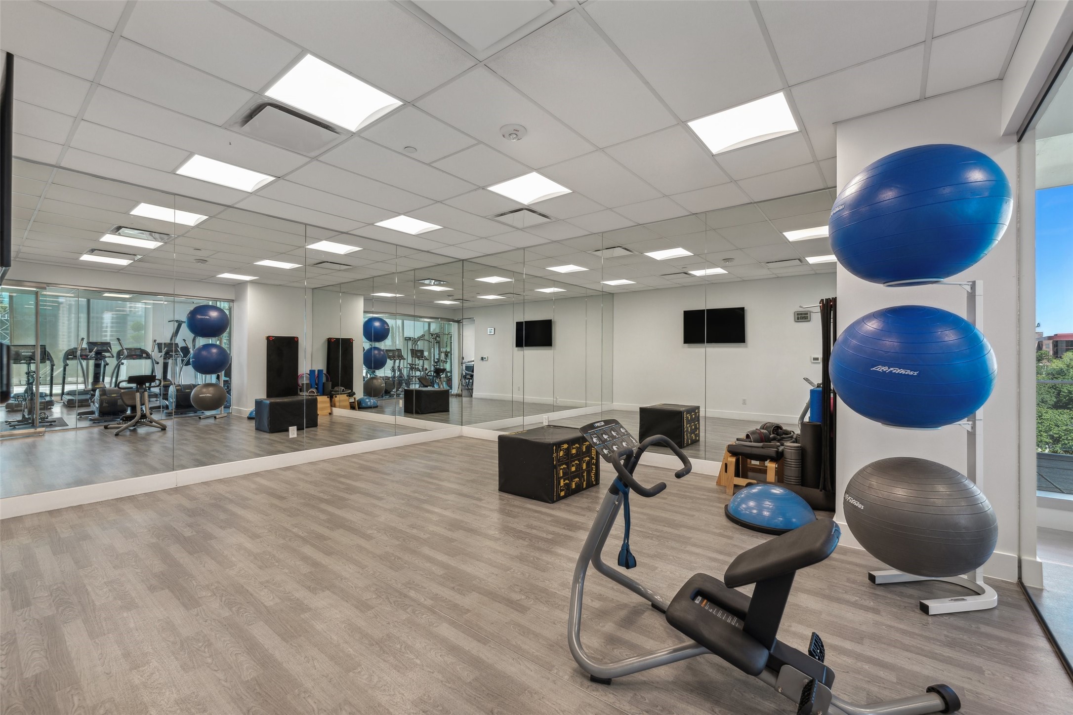 3130 N Harwood Street 905