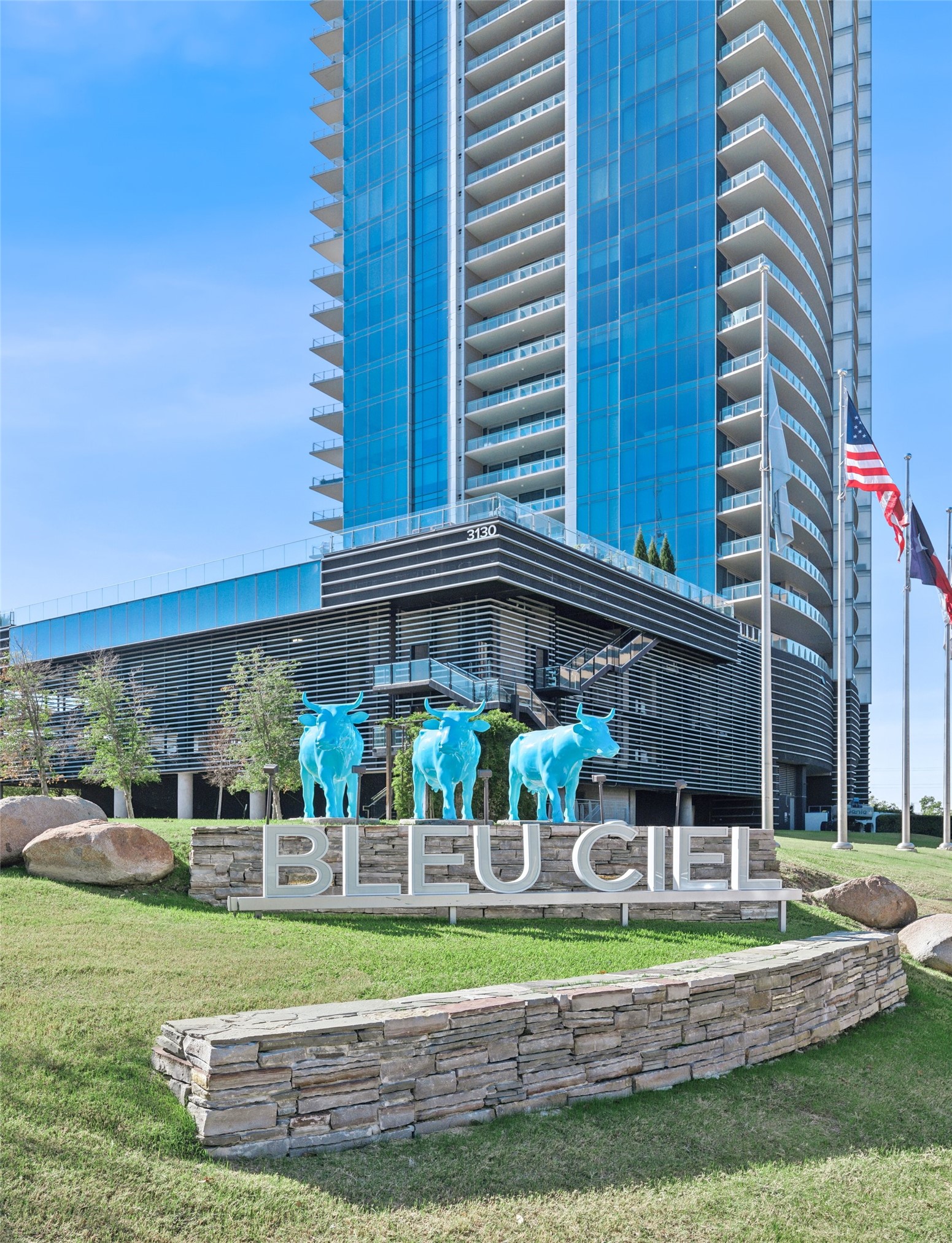 3130 N Harwood Street 905