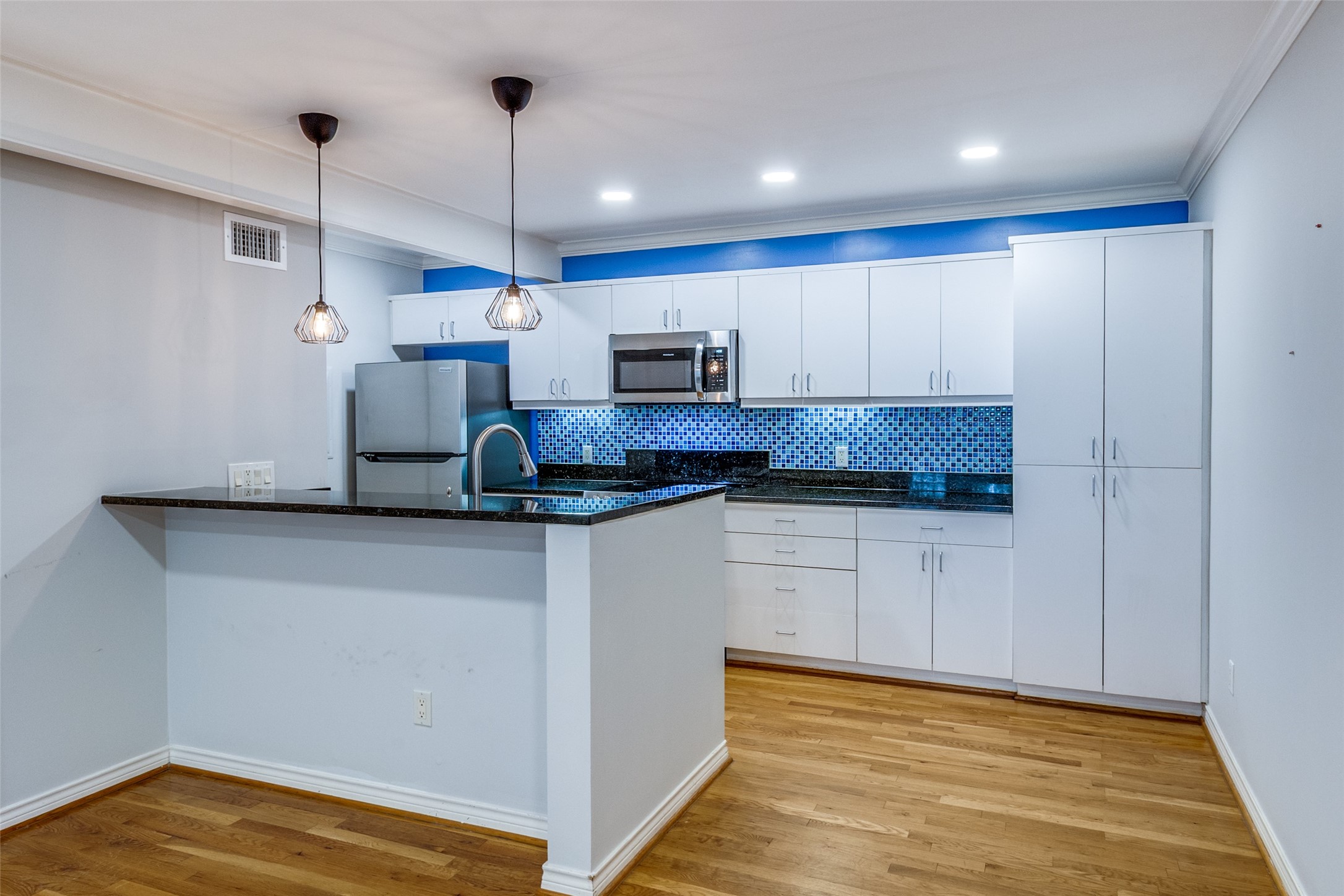 4122 Travis Street 13