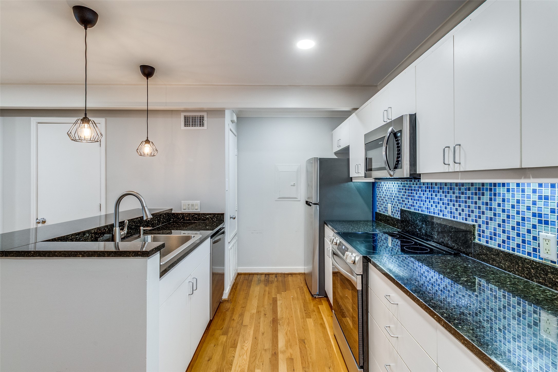 4122 Travis Street 13