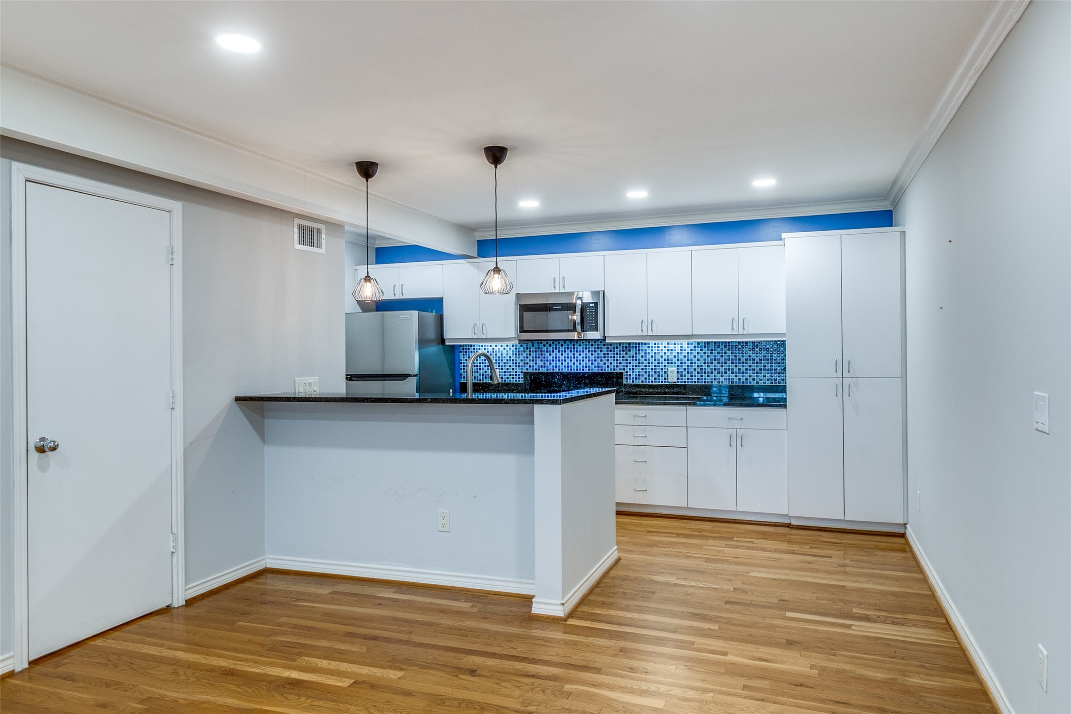 4122 Travis Street 13