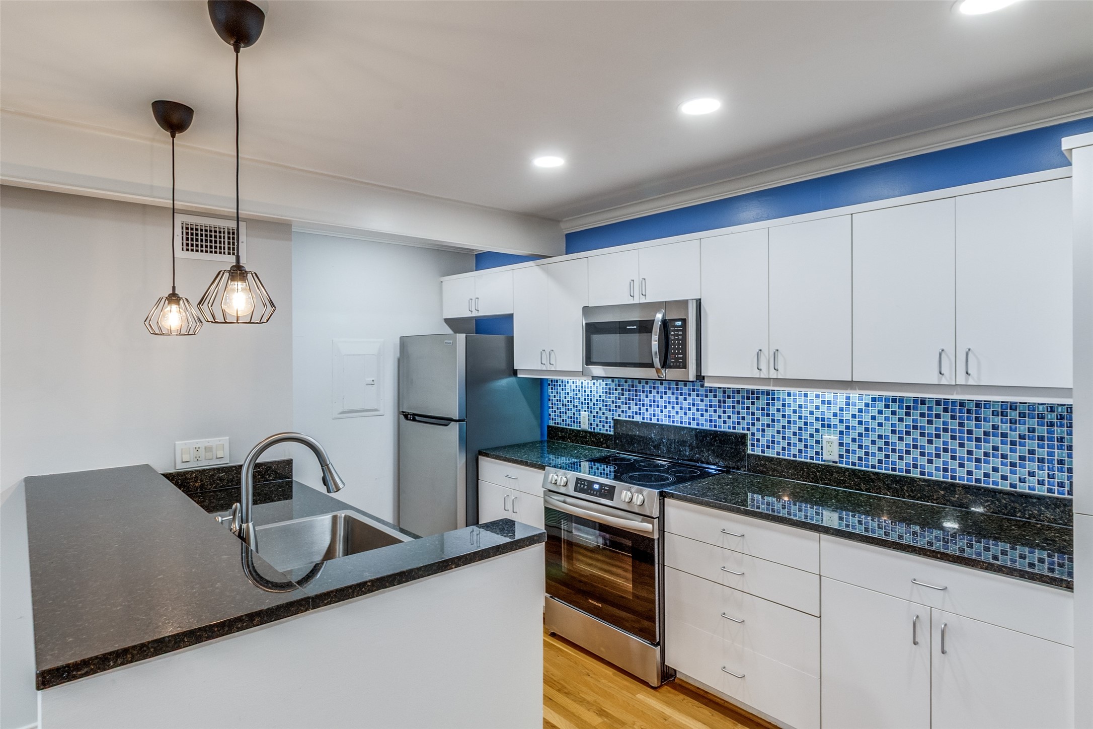 4122 Travis Street 13