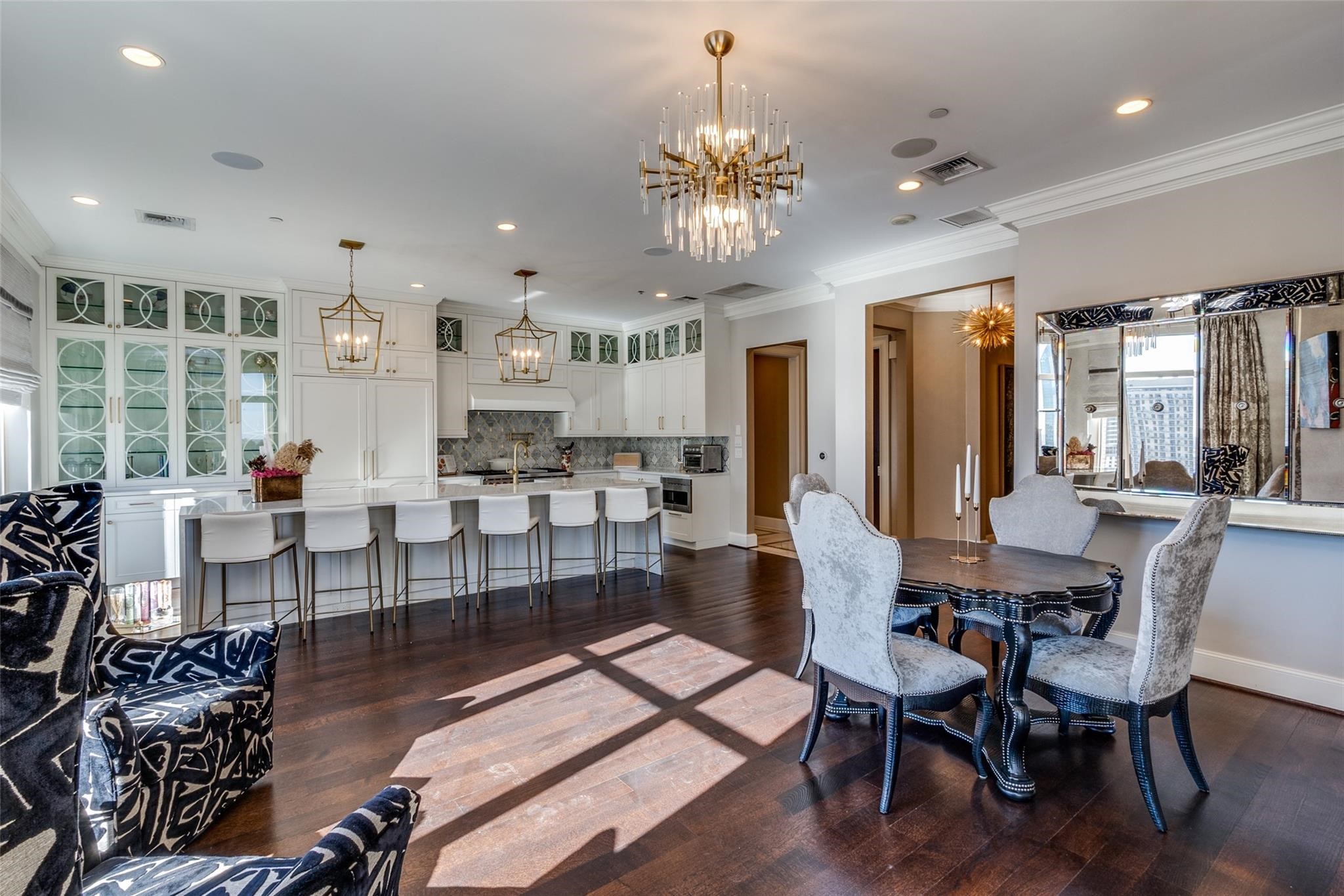 2555 N Pearl Street 1402