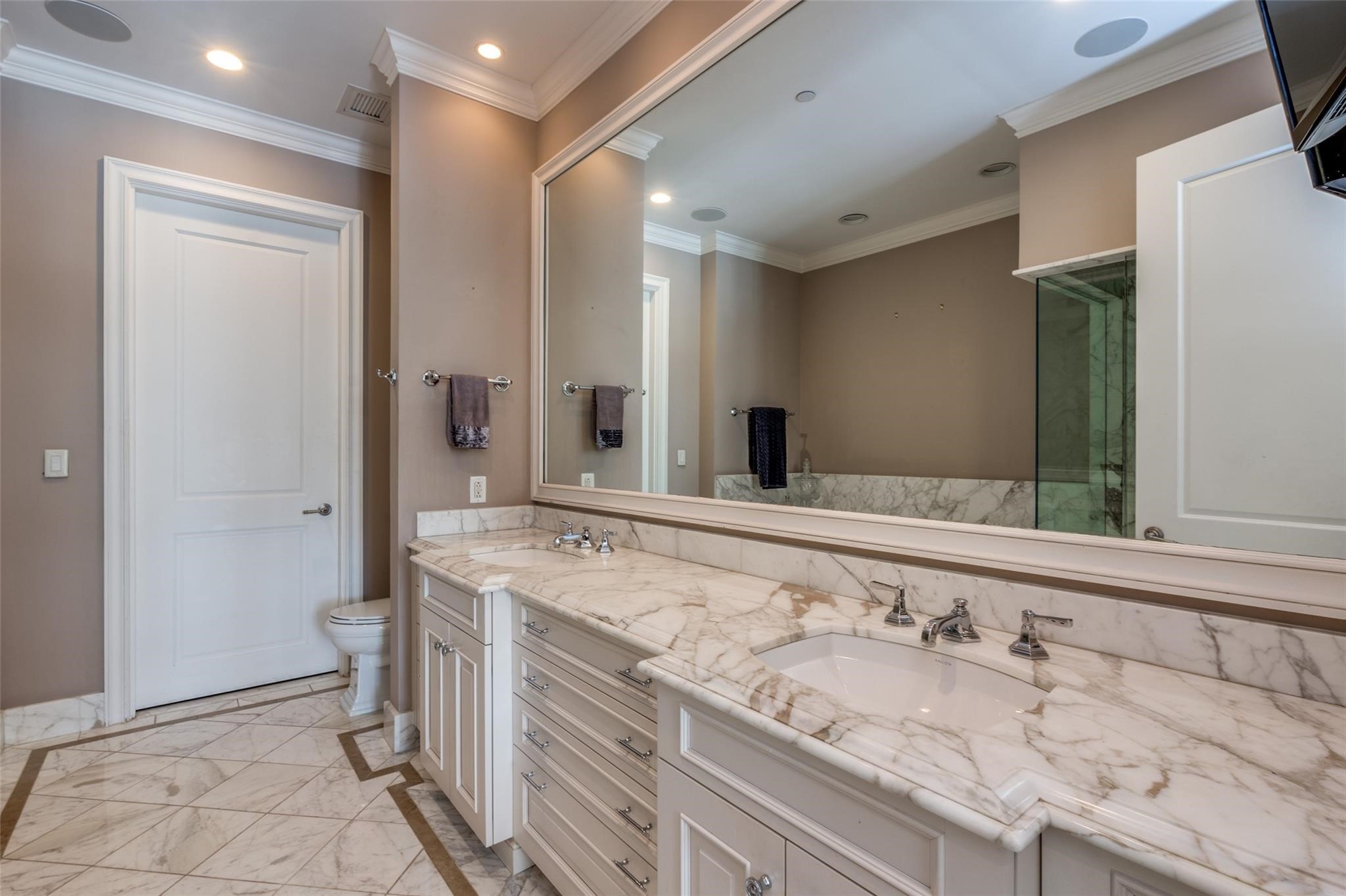 2555 N Pearl Street 1402