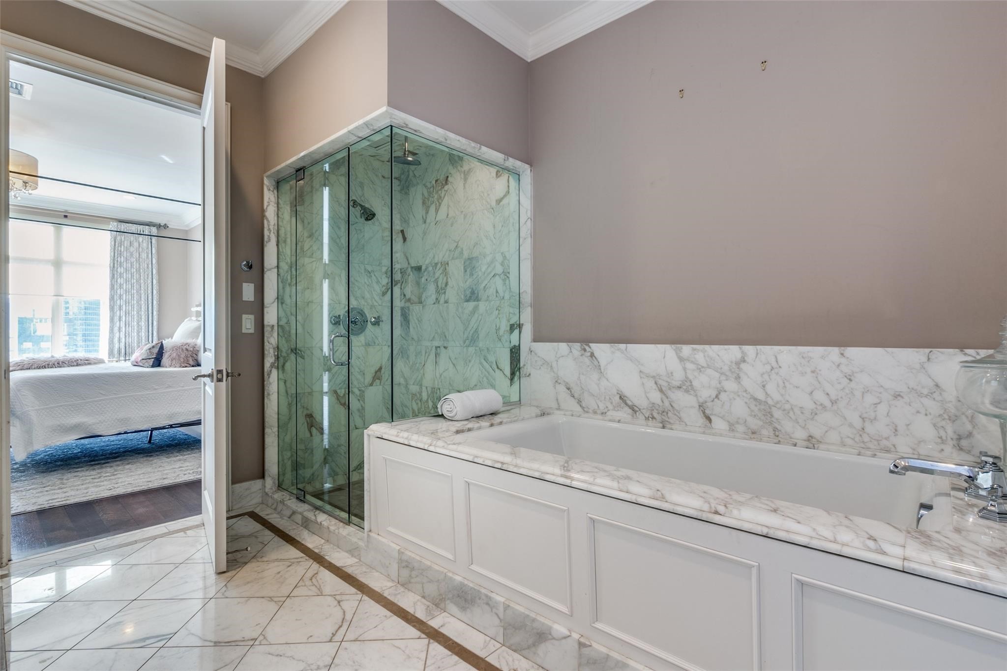 2555 N Pearl Street 1402