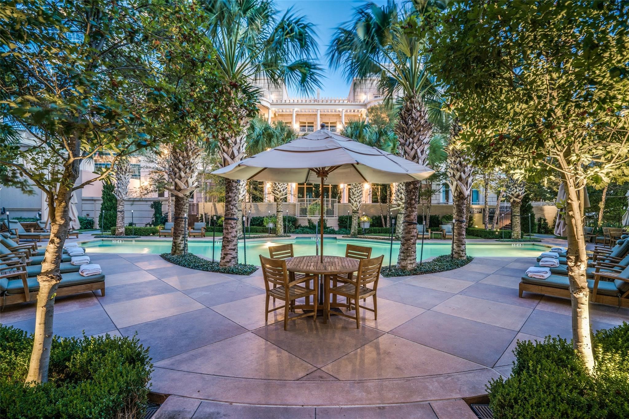 2555 N Pearl Street 1402