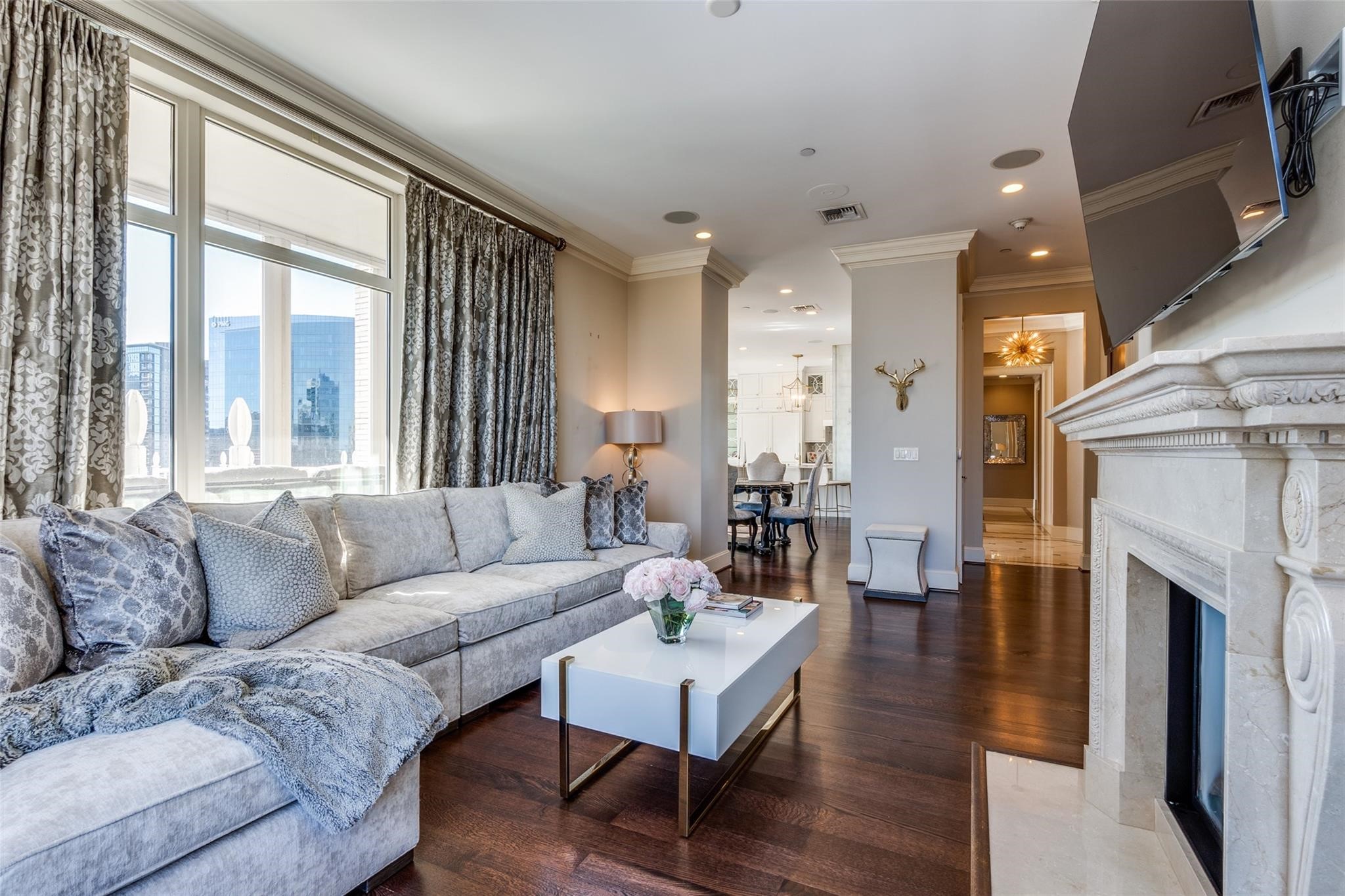 2555 N Pearl Street 1402