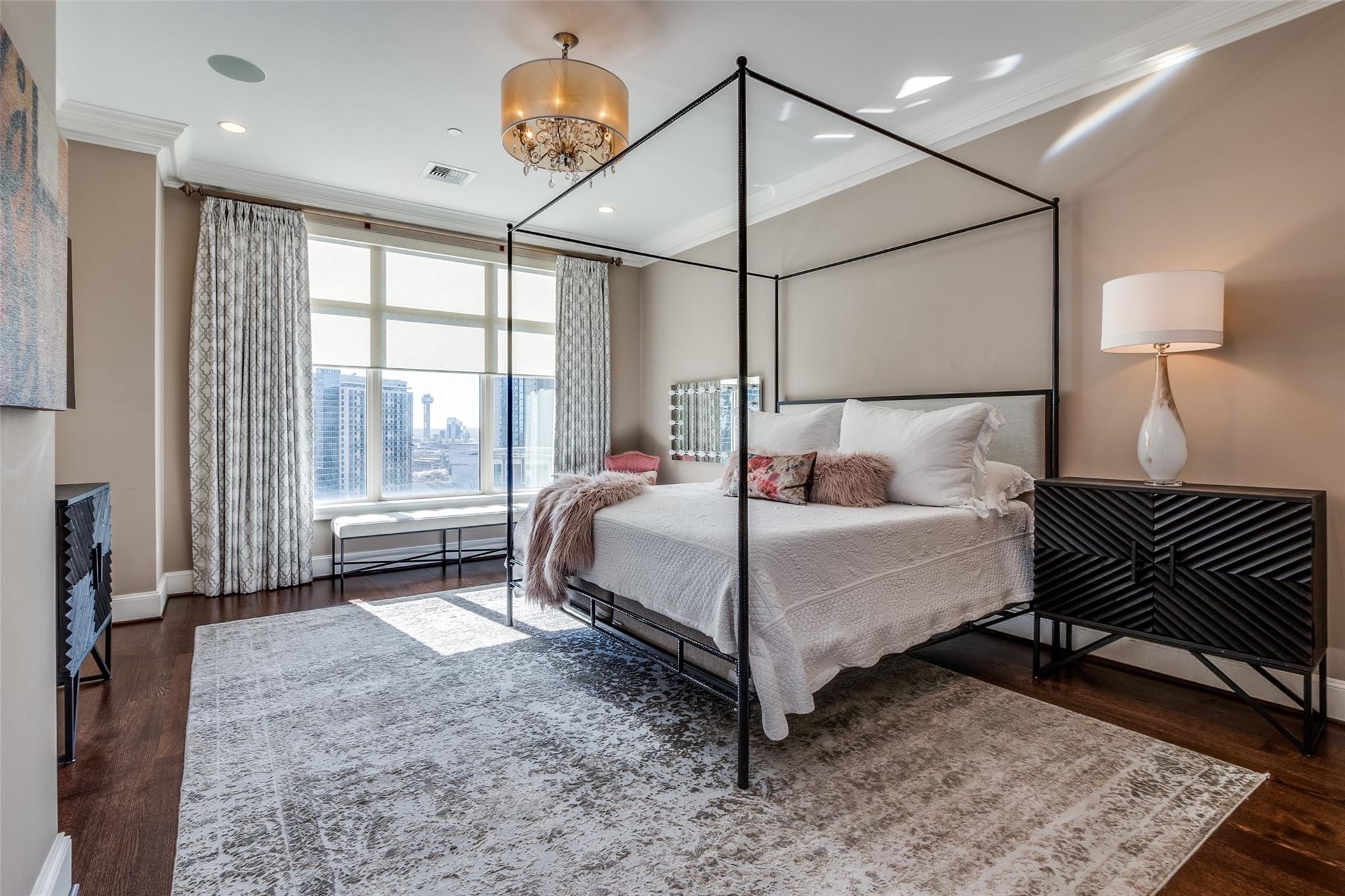 2555 N Pearl Street 1402