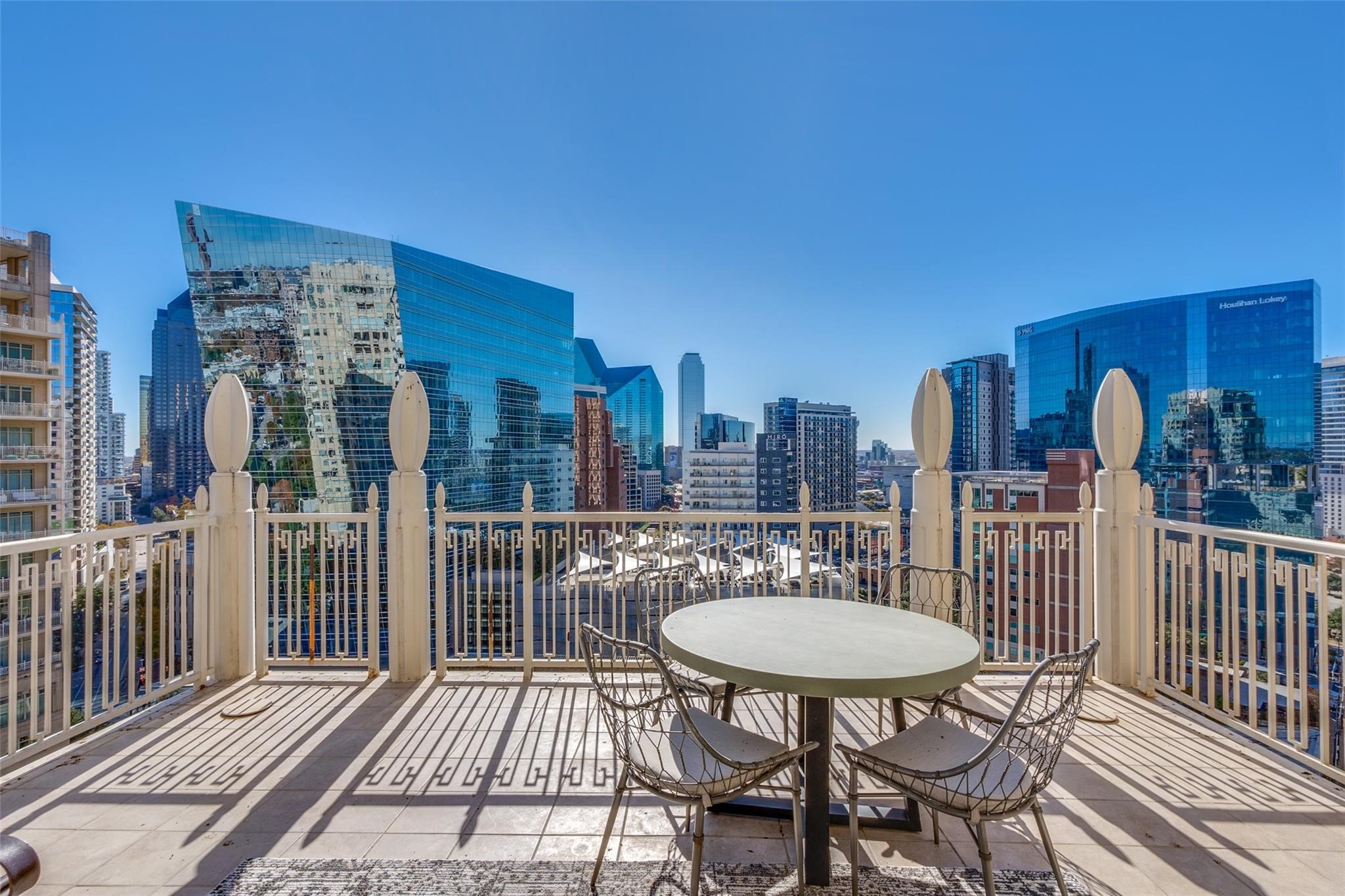 2555 N Pearl Street 1402