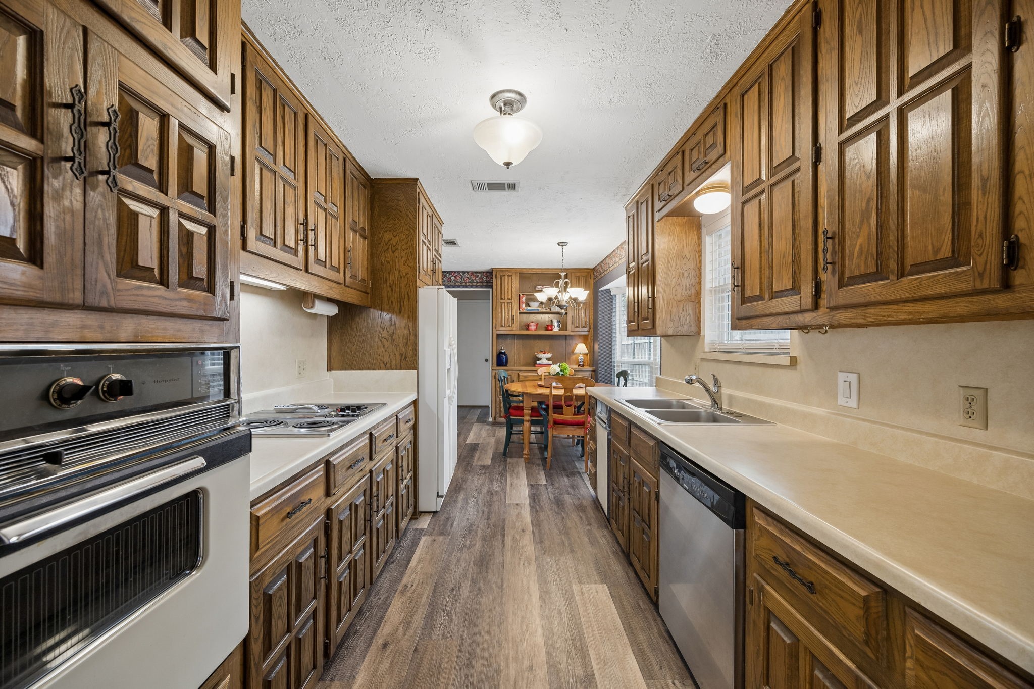 2104 Scarlet Oak Drive