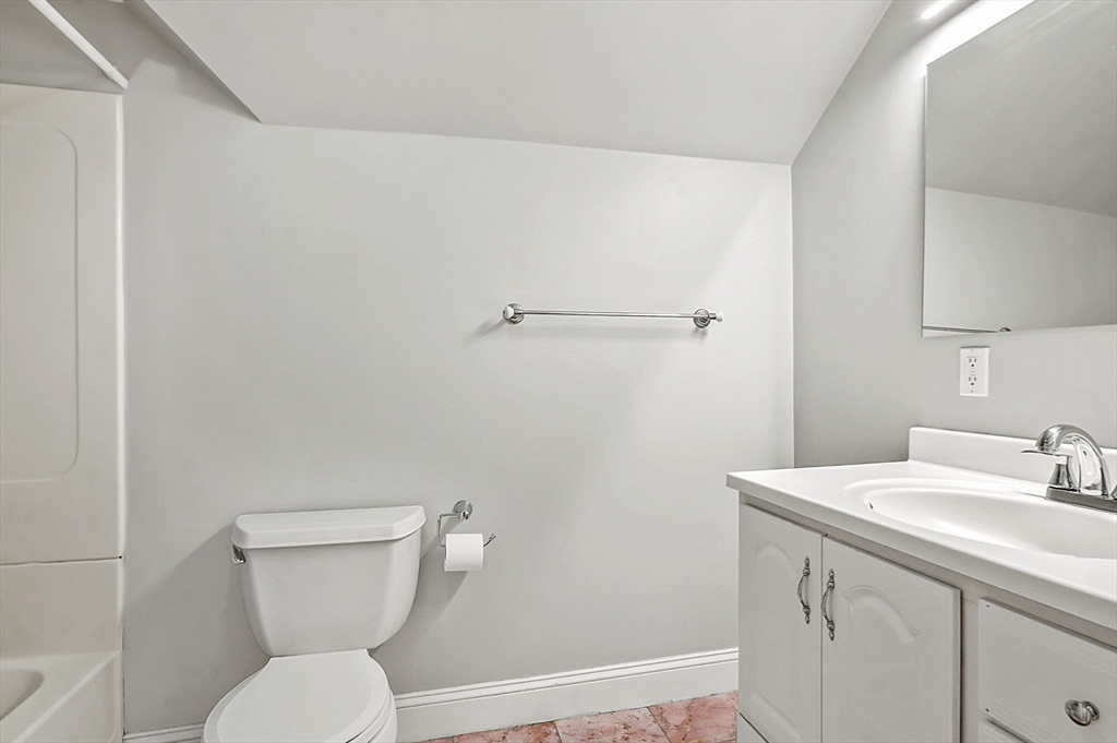 28 Robbins St # 2