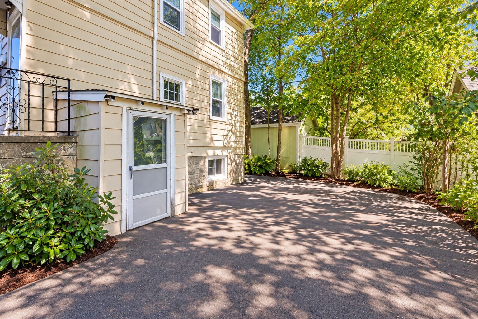 7 Bee Street # B