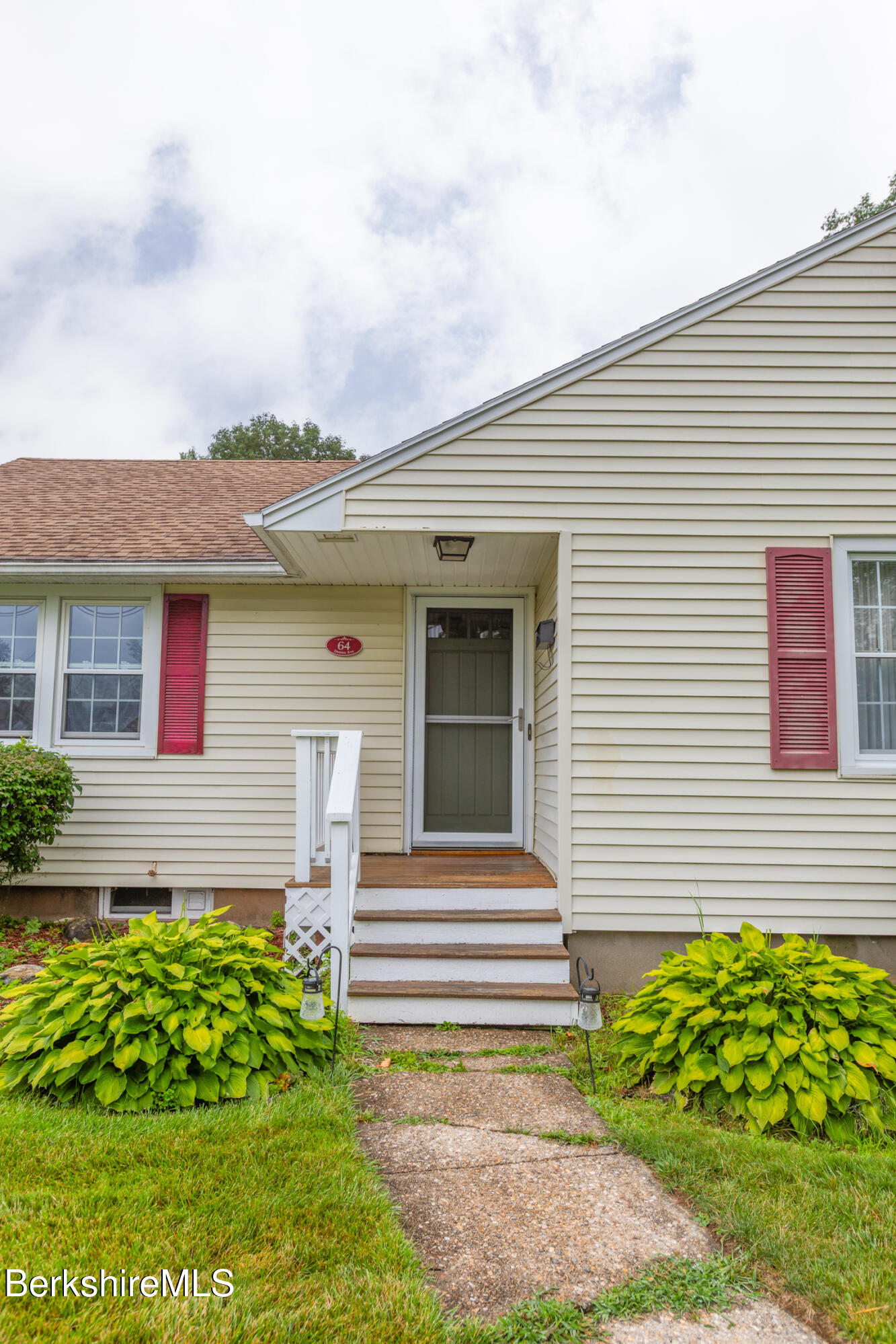 64 Donna Ave