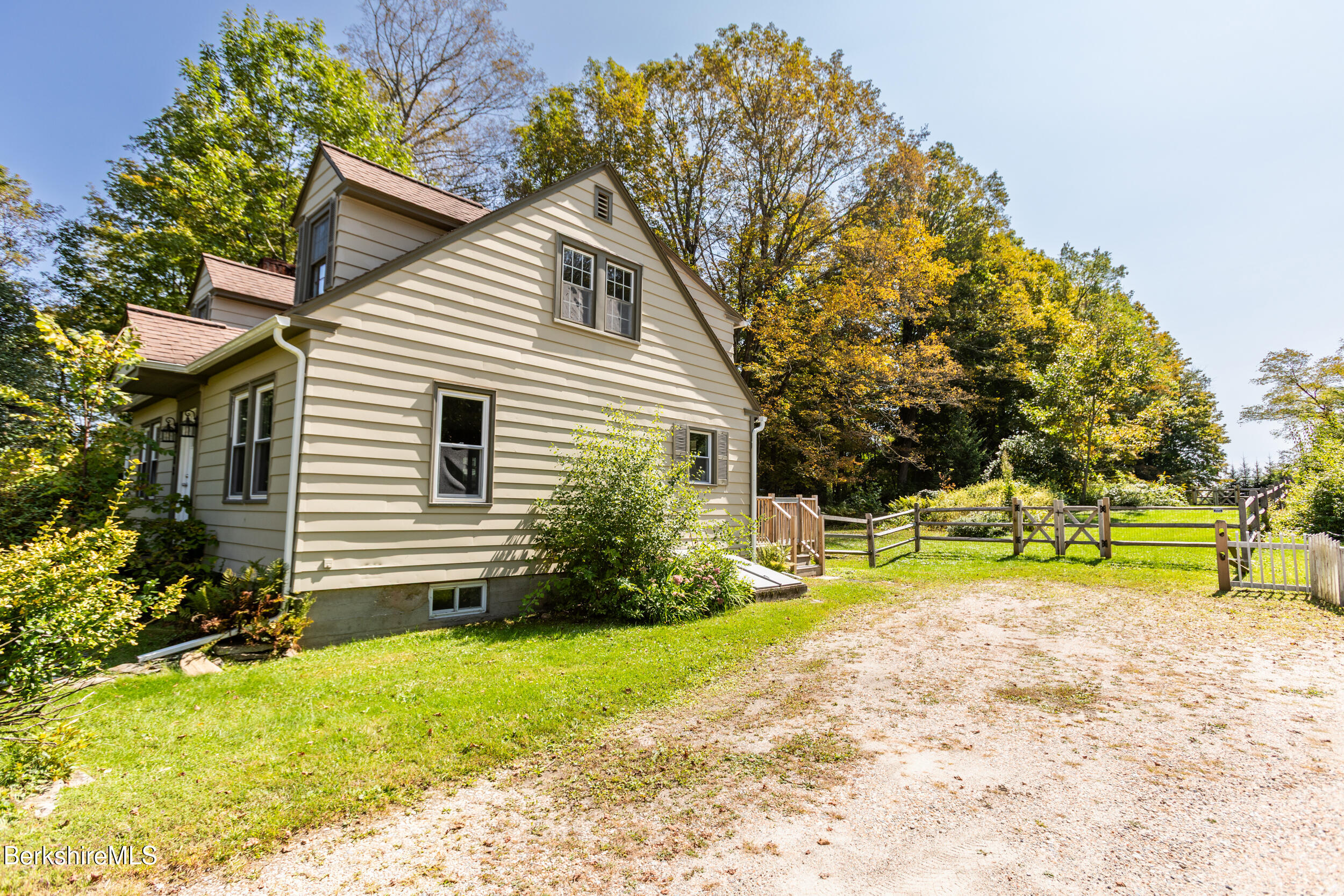 382 Maple St