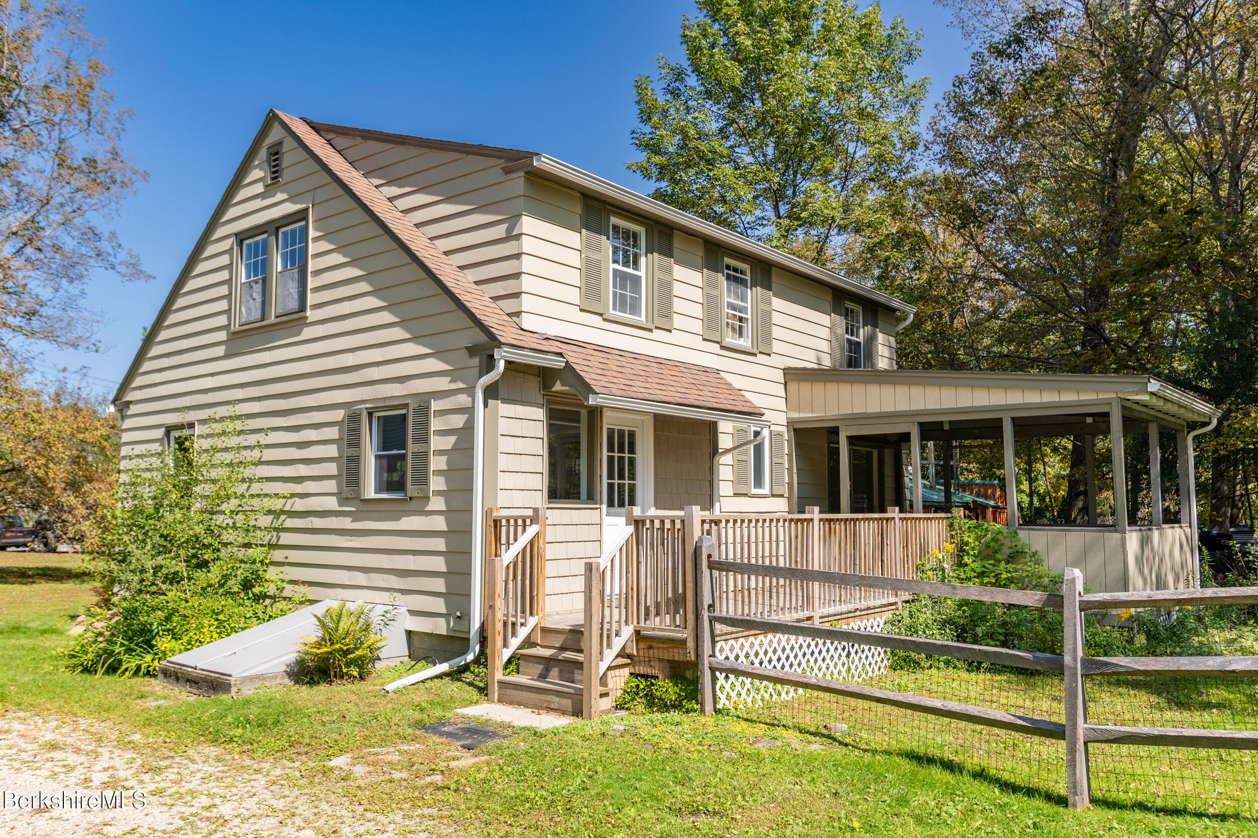 382 Maple St