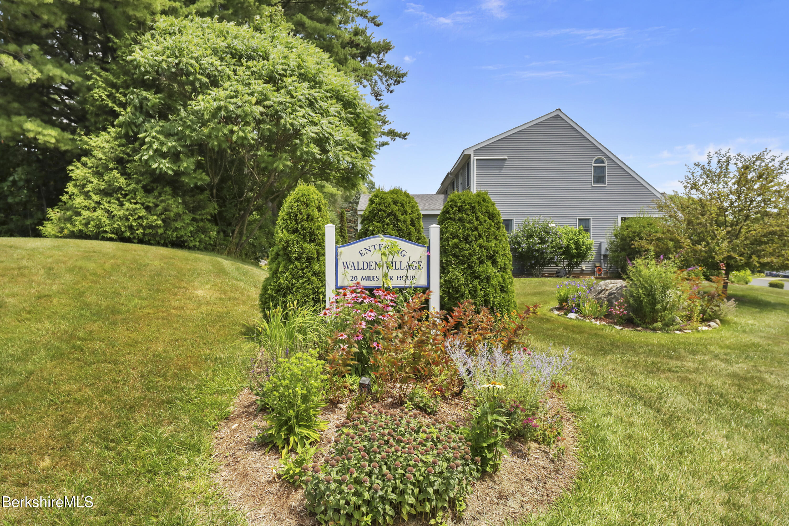 33 Walden Ln