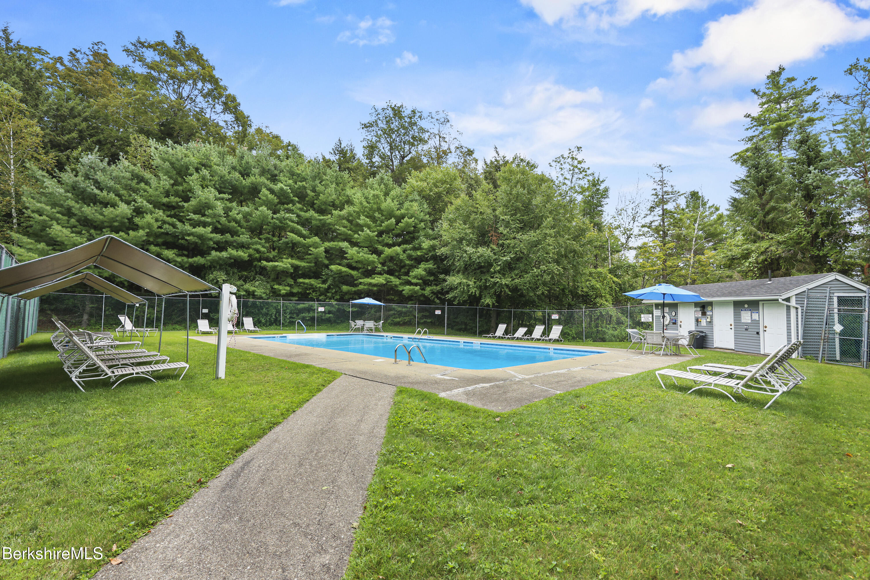 33 Walden Ln