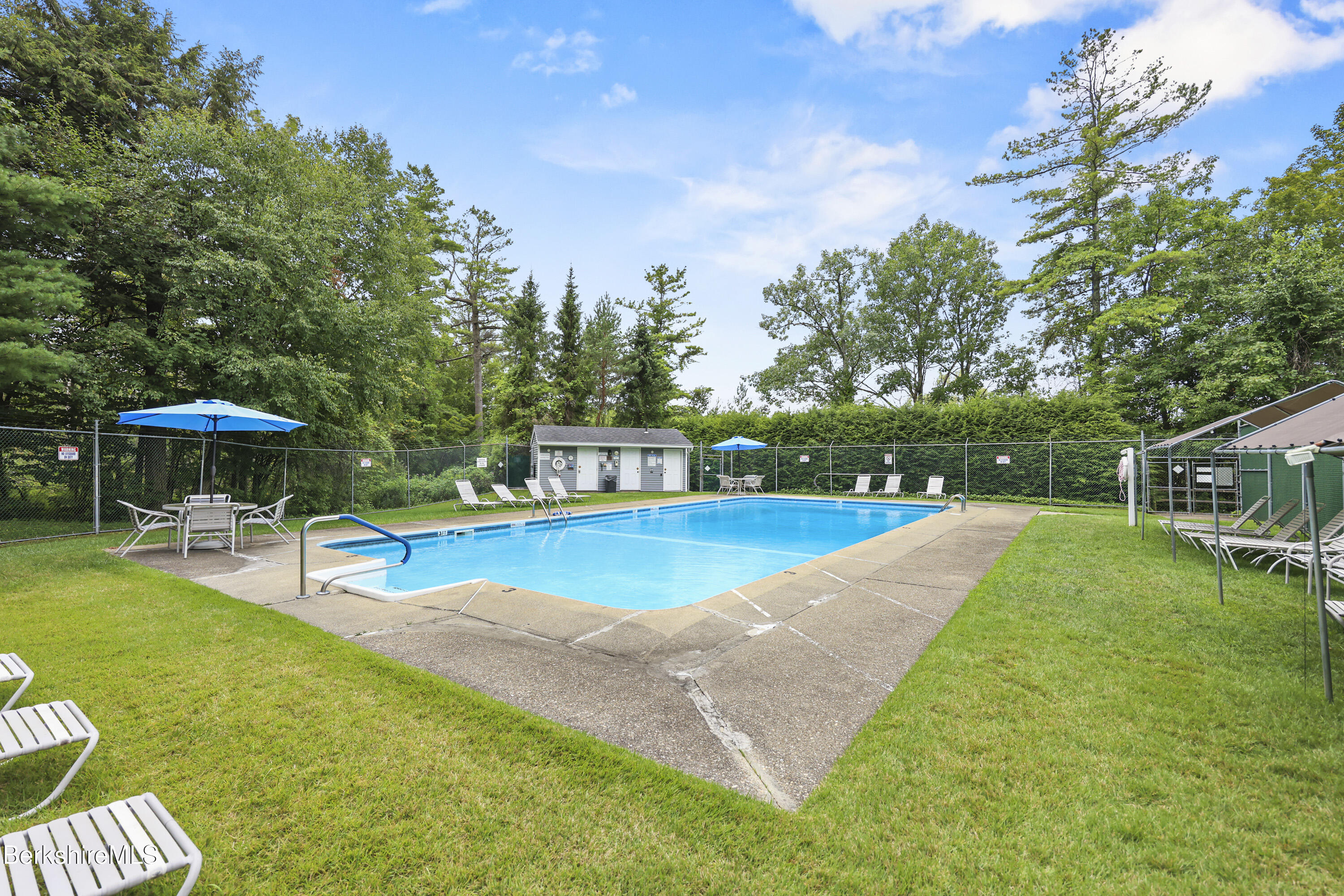 33 Walden Ln