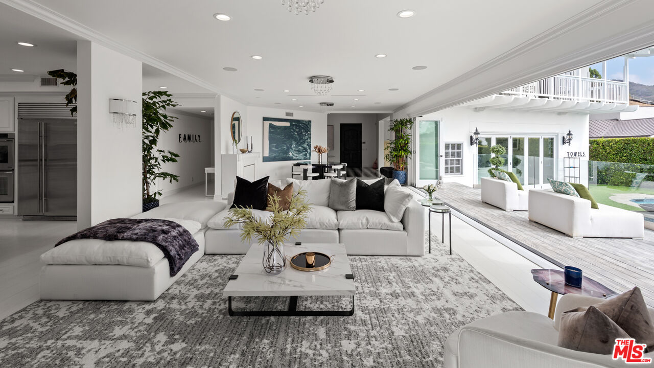 1423 Floresta Pl