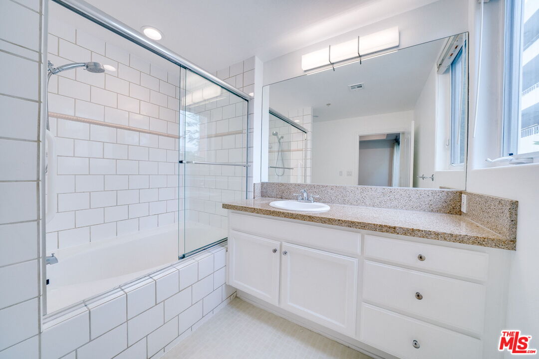 11961 Montana Ave Unit: 201