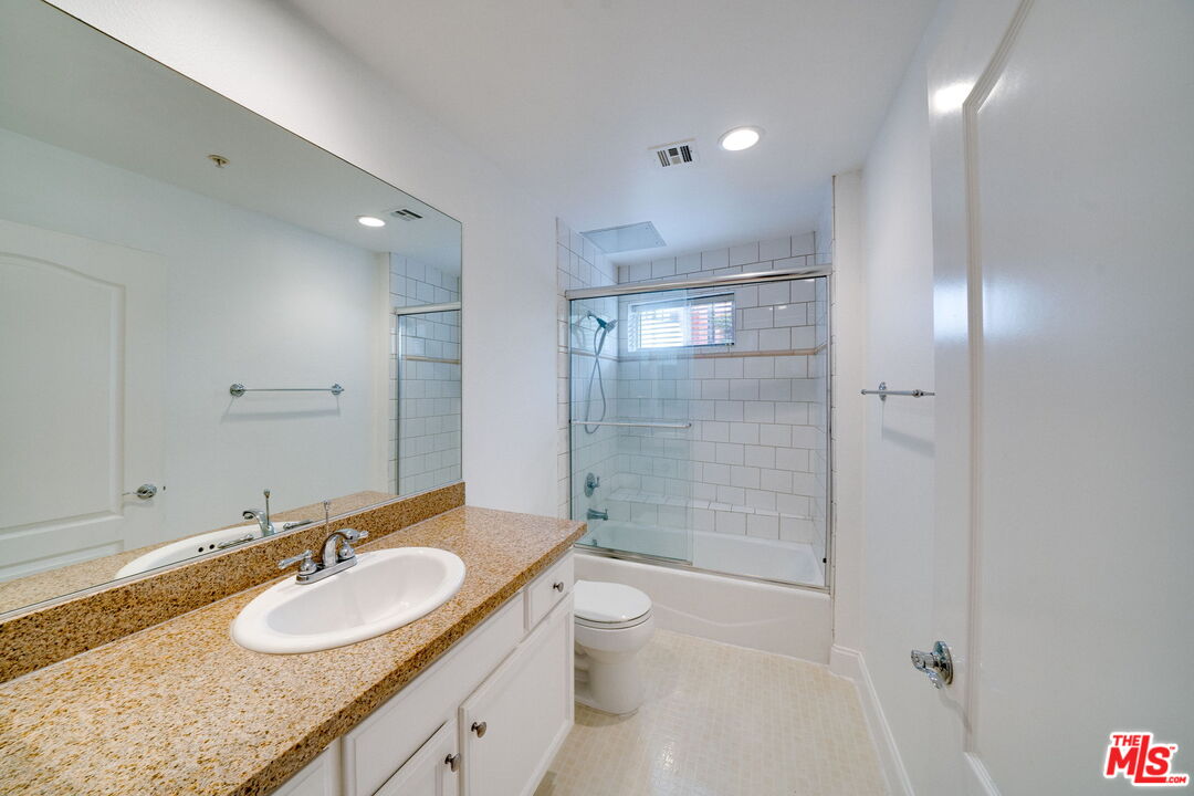 11961 Montana Ave Unit: 201