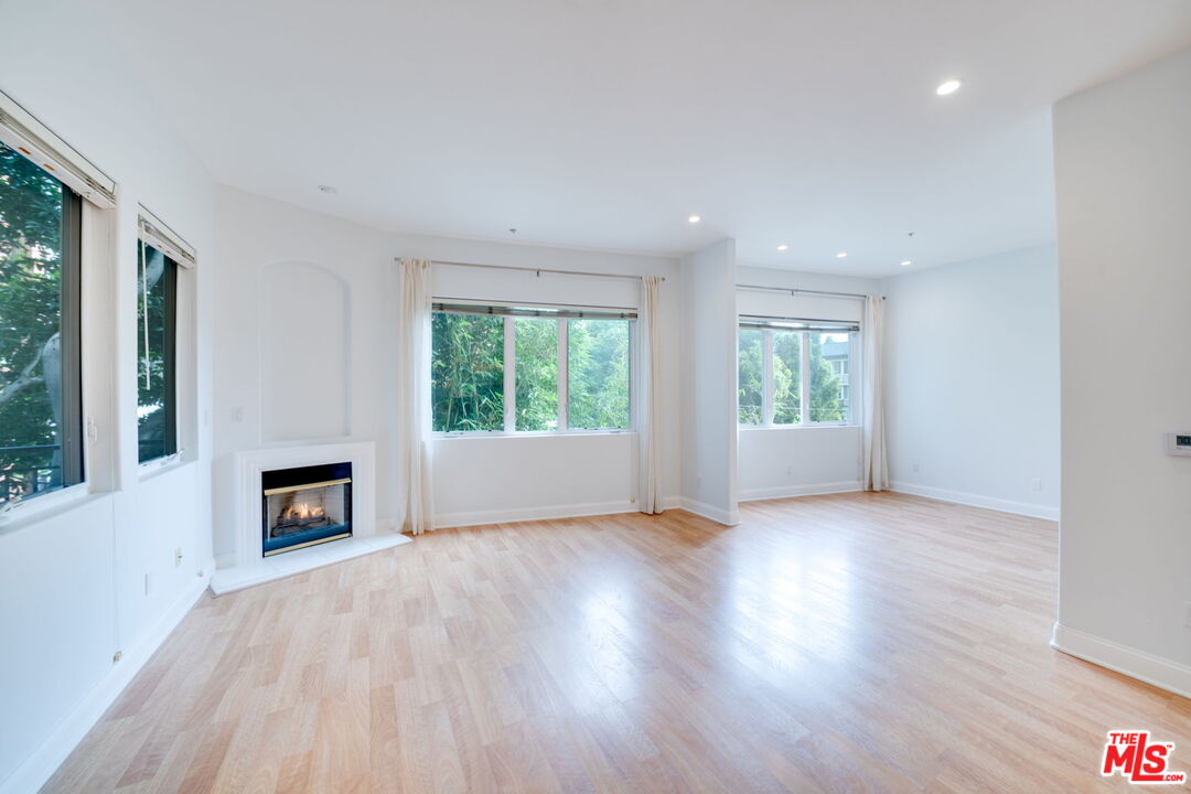 11961 Montana Ave Unit: 201