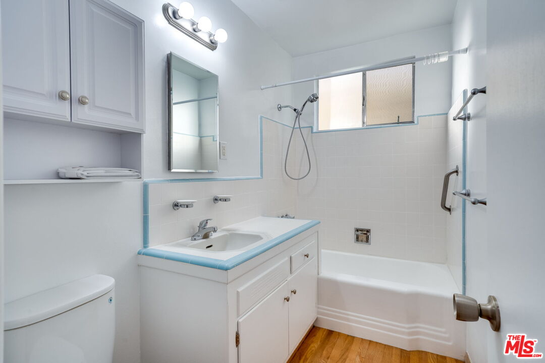 927 6th St Unit: 1