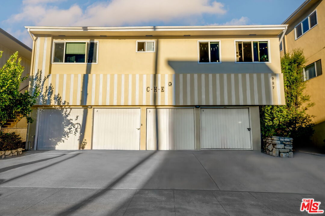 927 6th St Unit: 1